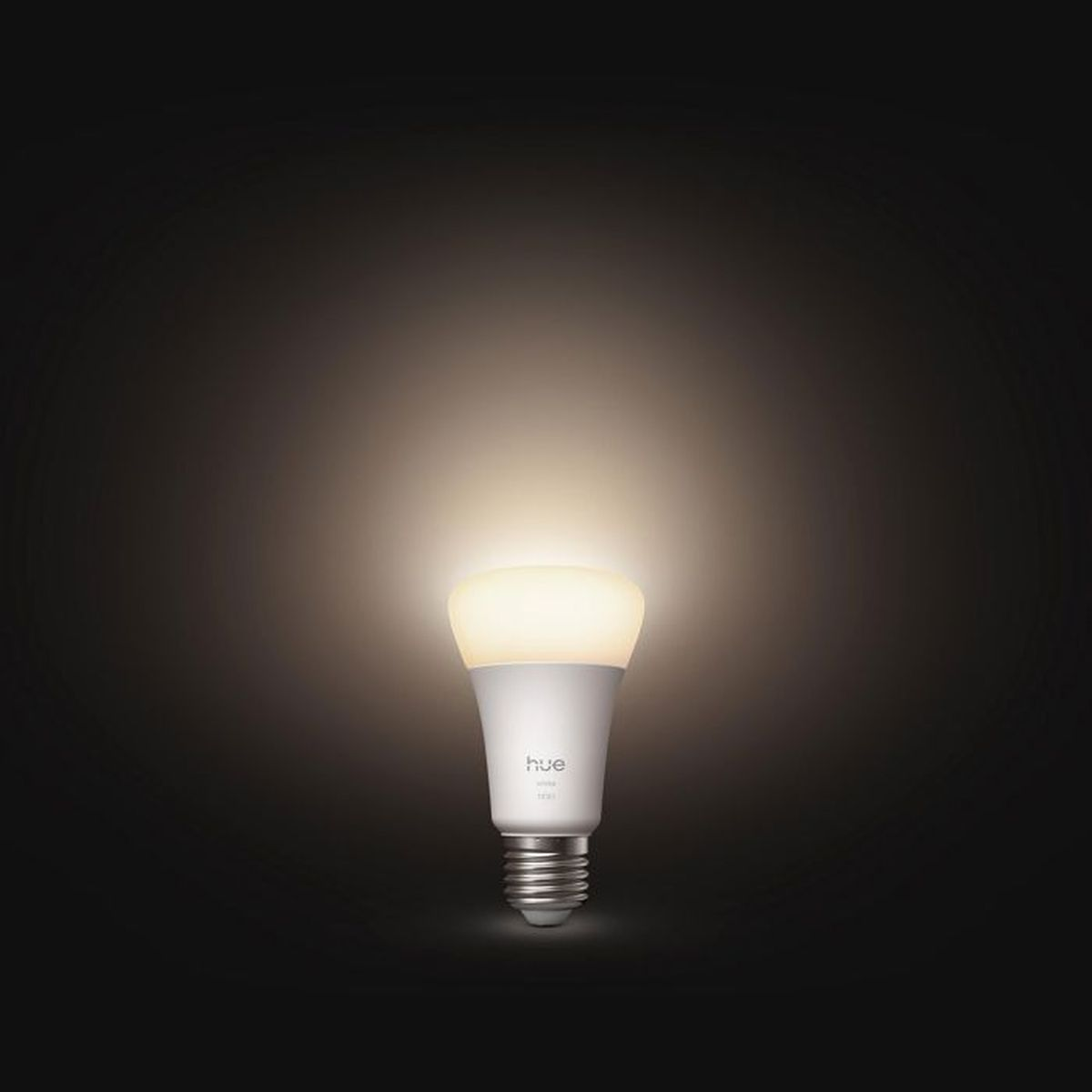 Una lampadina Philips Hue bianca brilla intensamente su sfondo scuro.
