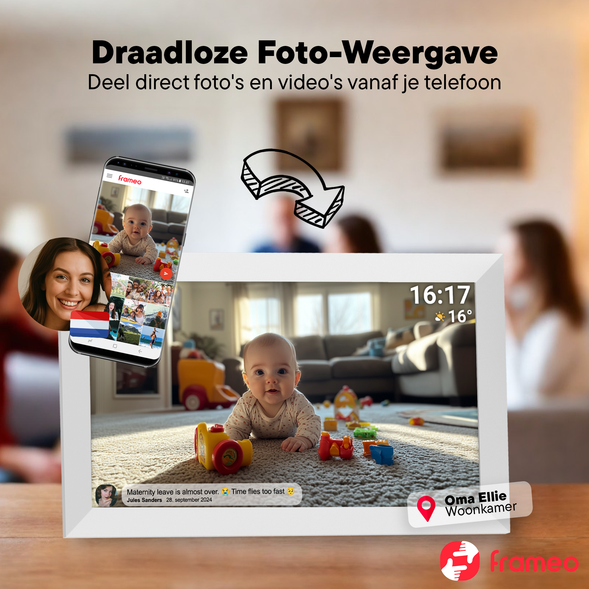 Ein Baby liegt auf einem Teppich, umgeben von Spielzeug. Ein digitaler Bilderrahmen zeigt dies an.