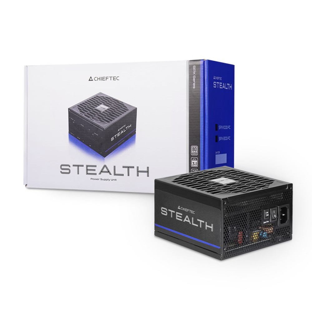 Ein schwarzes Netzteil und seine Verpackung mit der Aufschrift STEALTH.