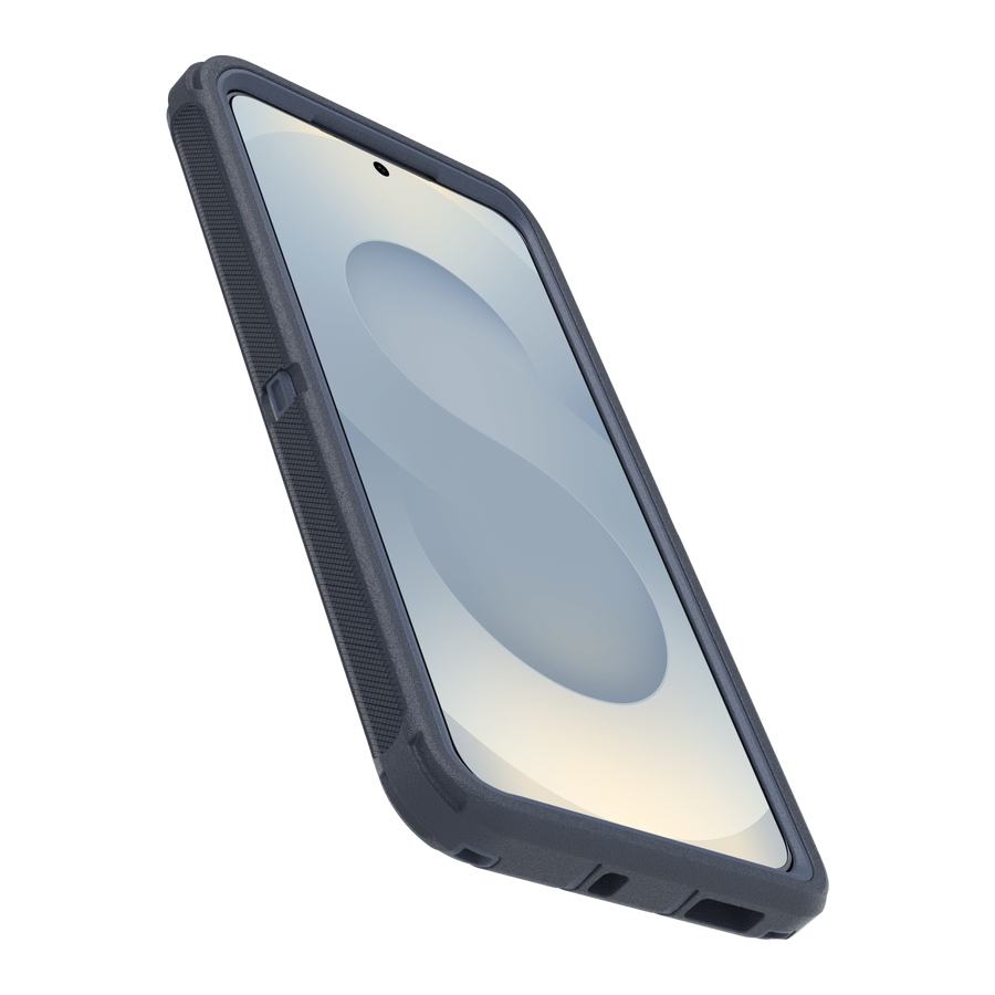 Uno smartphone scuro con bordi testurizzati, isolato su sfondo bianco.