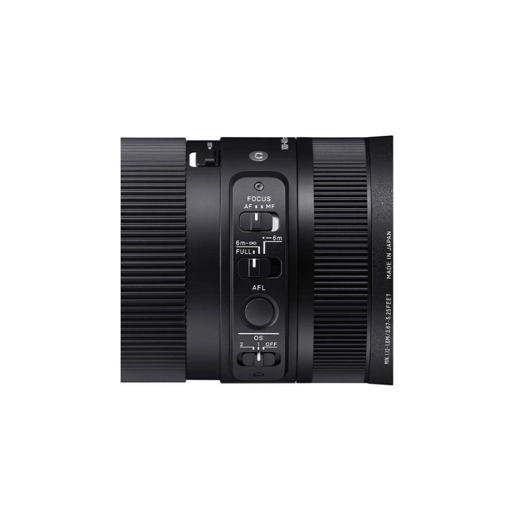 Objectif d'appareil photo noir avec commandes : Mise au point, AFL, OS. Fabriqué au Japon.