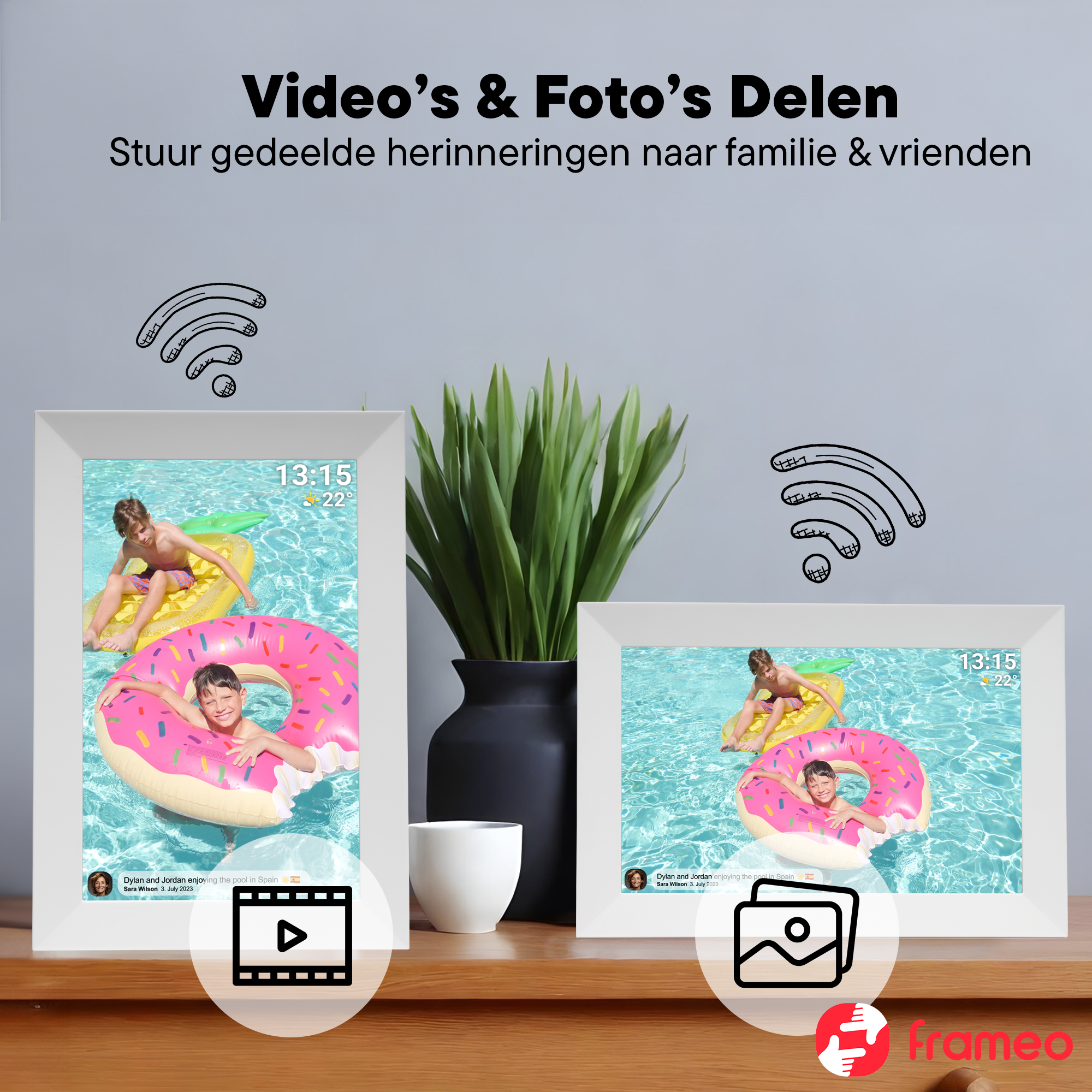 Zwei Jungen planschen im Pool auf aufblasbaren Spielzeugen. Ein digitaler Bilderrahmen zeigt das Bild.