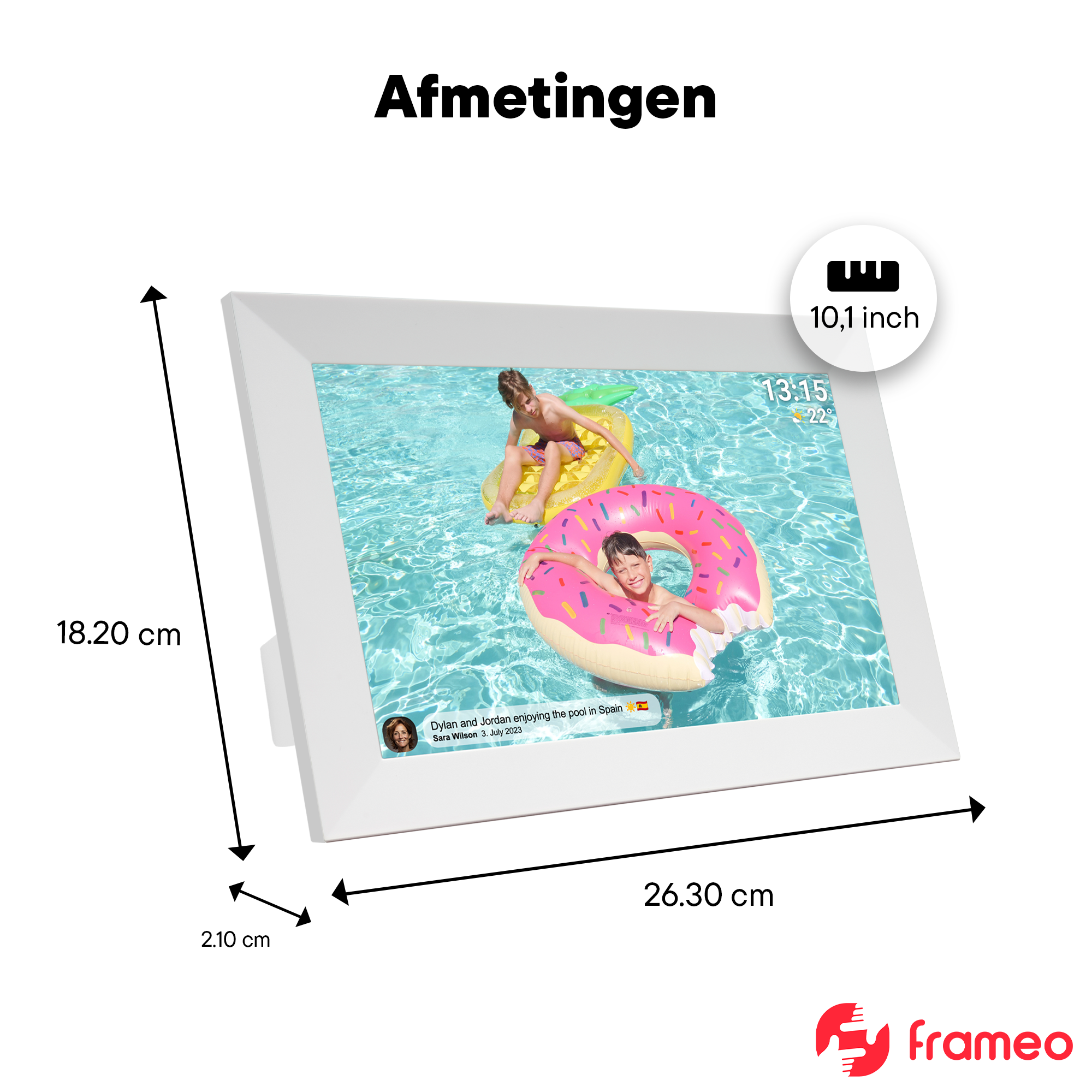 Digitaler Fotorahmen zeigt zwei Jungen im Pool auf aufblasbaren Spielzeugen.