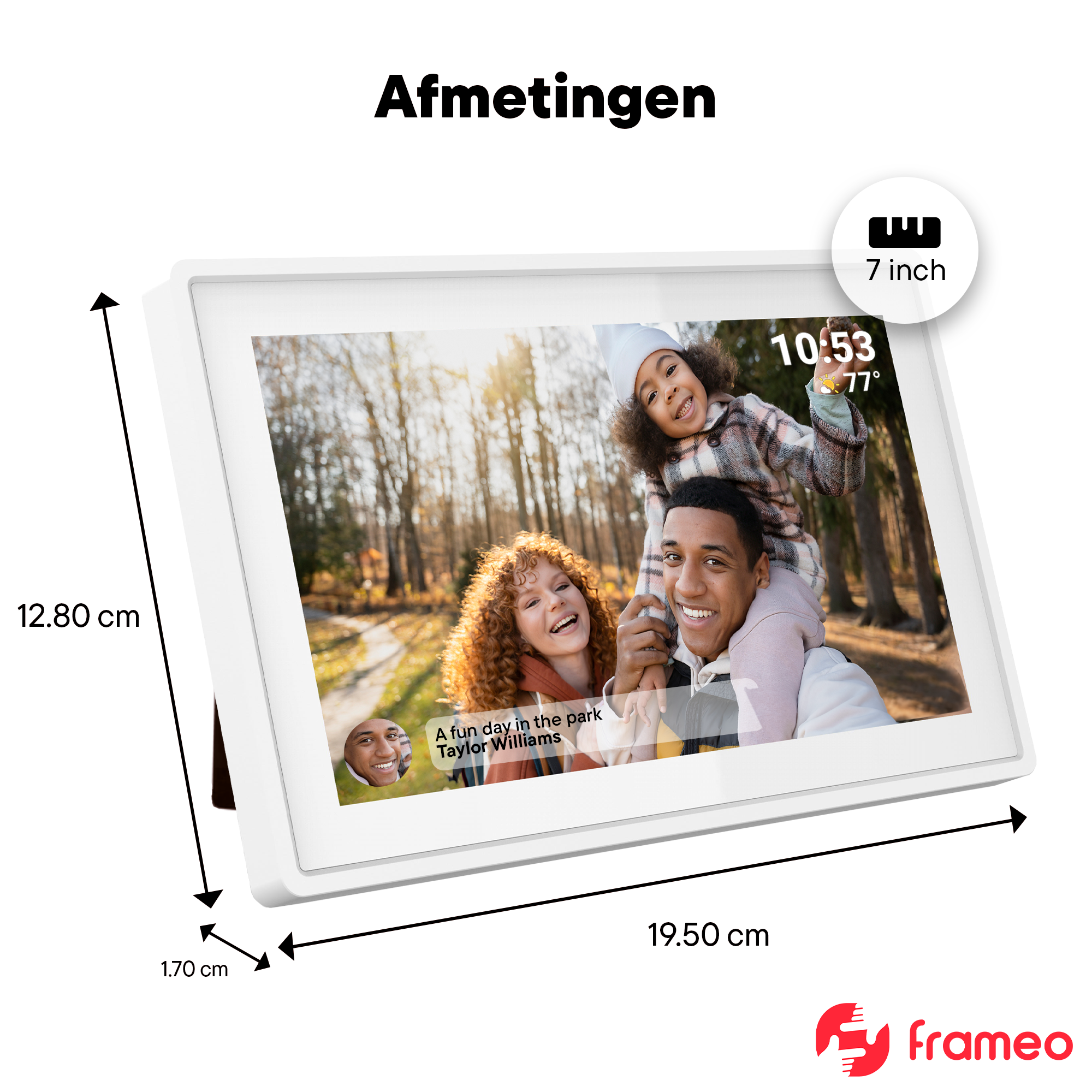 Un marco de fotos digital muestra una familia en un parque. Se indican las dimensiones.