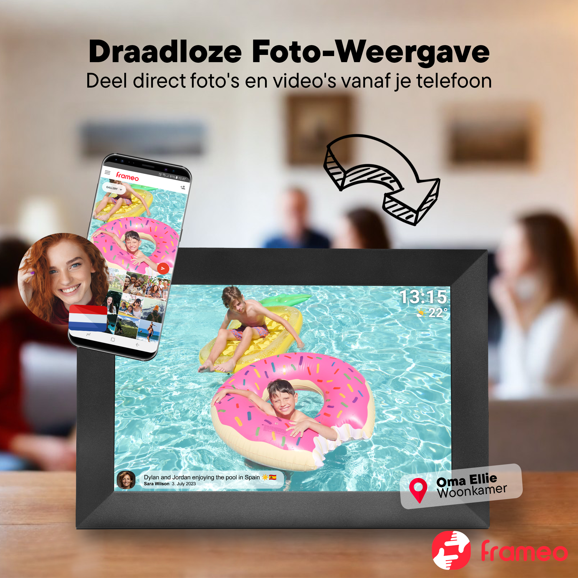 Digitaler Bilderrahmen zeigt Kinder im Pool mit aufblasbaren Spielzeugen. Smartphone zeigt Fotos an.
