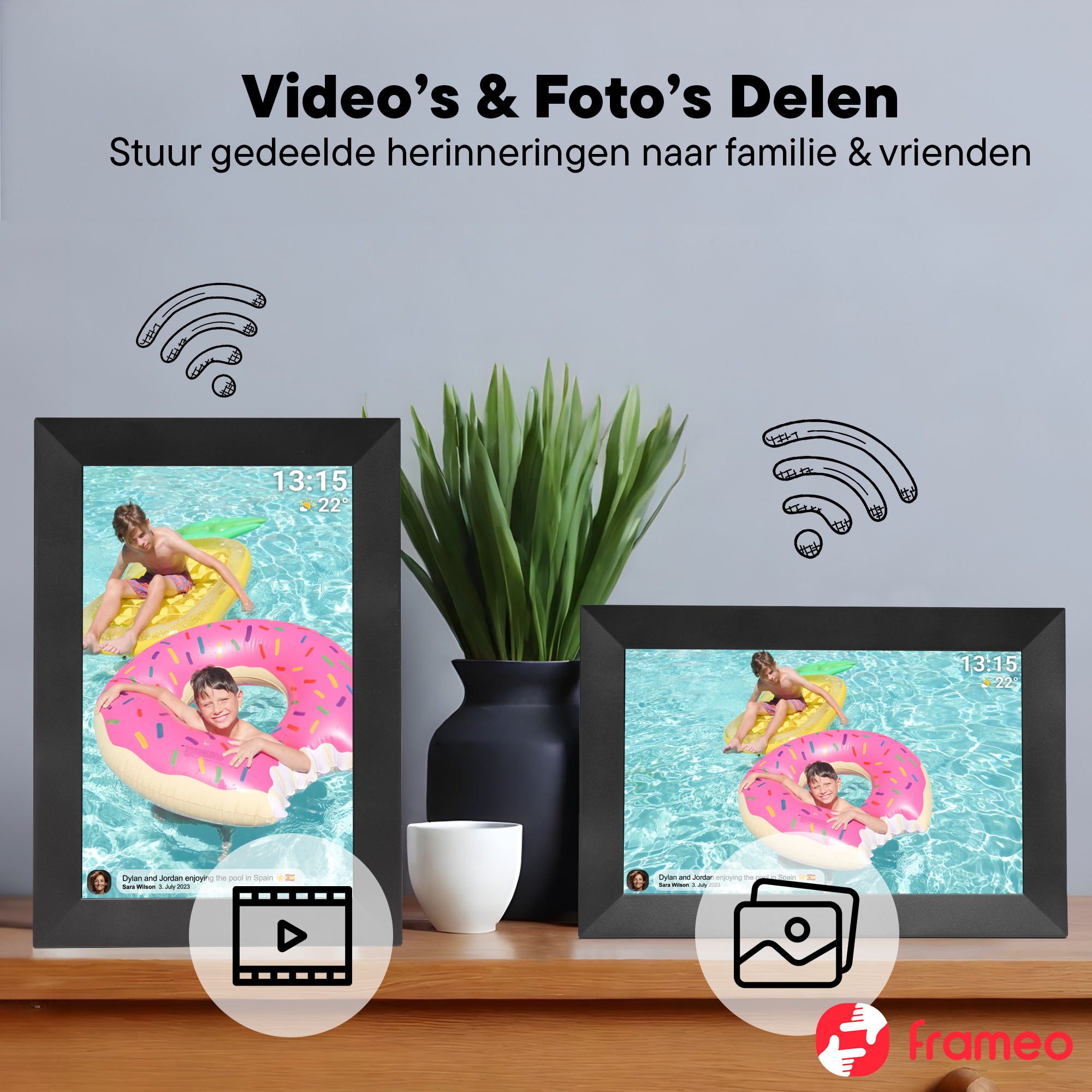 Zwei digitale Bilderrahmen zeigen Kinder im Pool, einer mit einem Donut-Schwimmring.