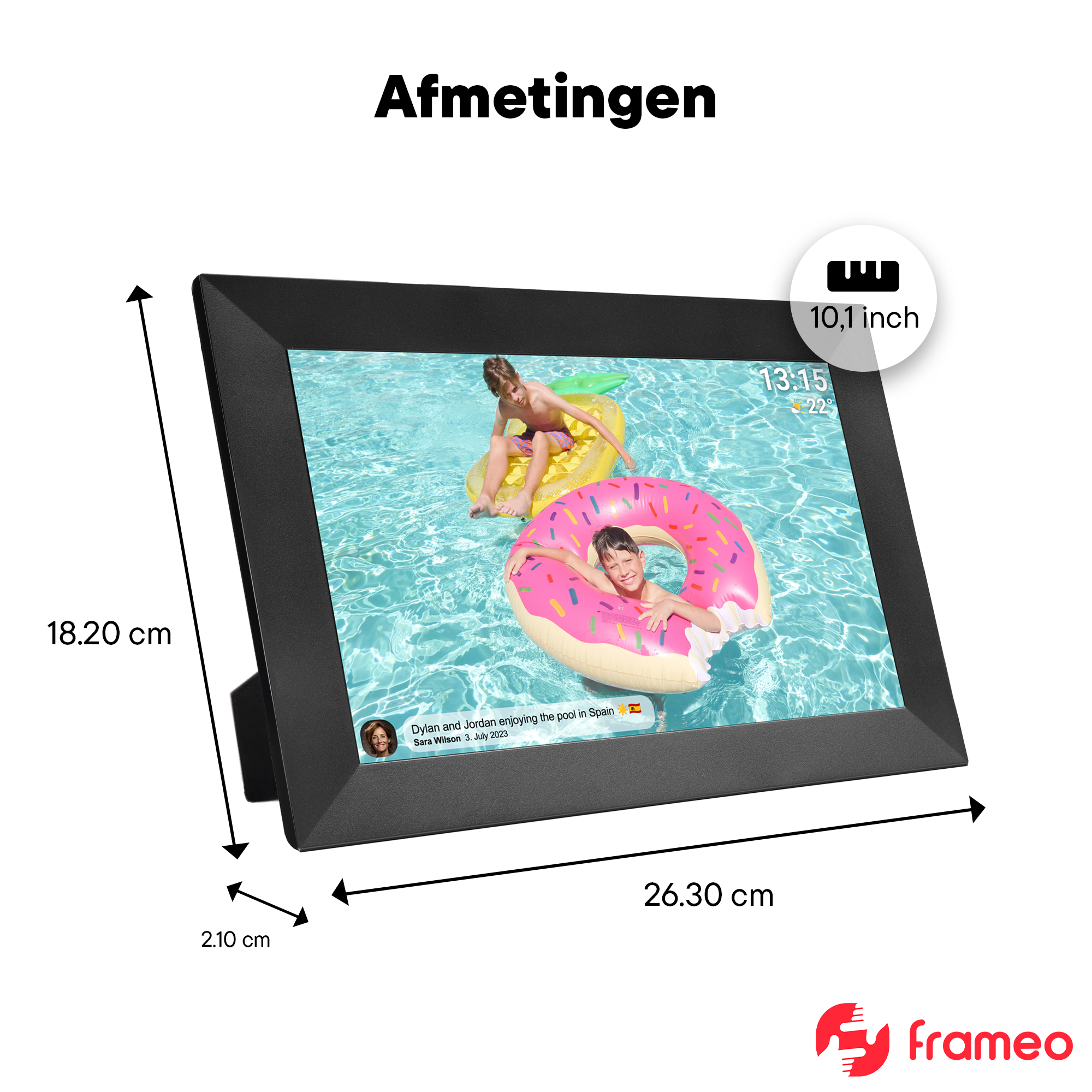 Zwei Jungen planschen im Pool in Spanien, einer auf einem Donut-Schwimmring.