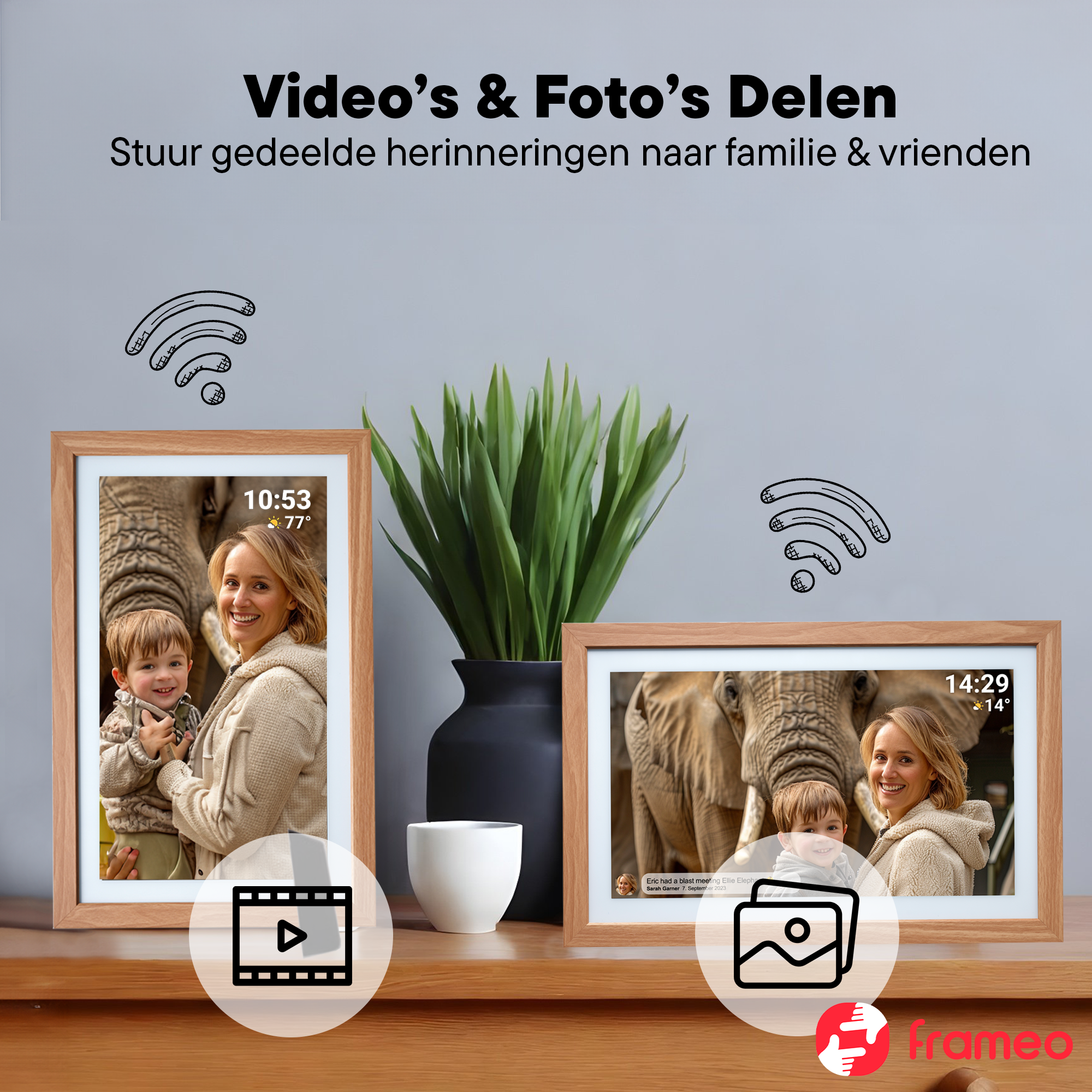 Zwei digitale Bilderrahmen zeigen eine Frau und ein Kind vor Elefanten. WLAN-Symbole sind zu sehen.