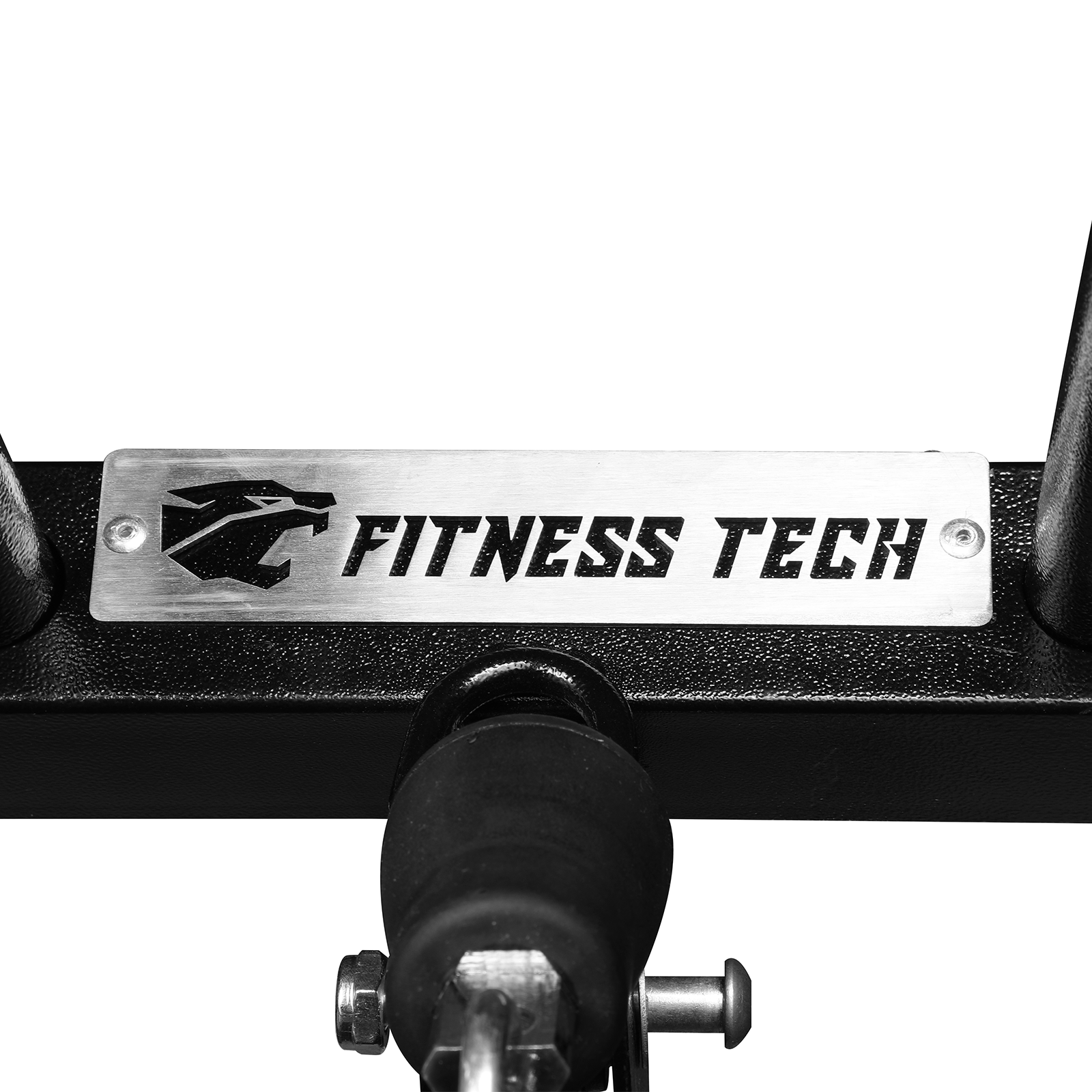 Placa plateada con cabeza de animal estilizada y "FITNESS TECH" en equipo negro.