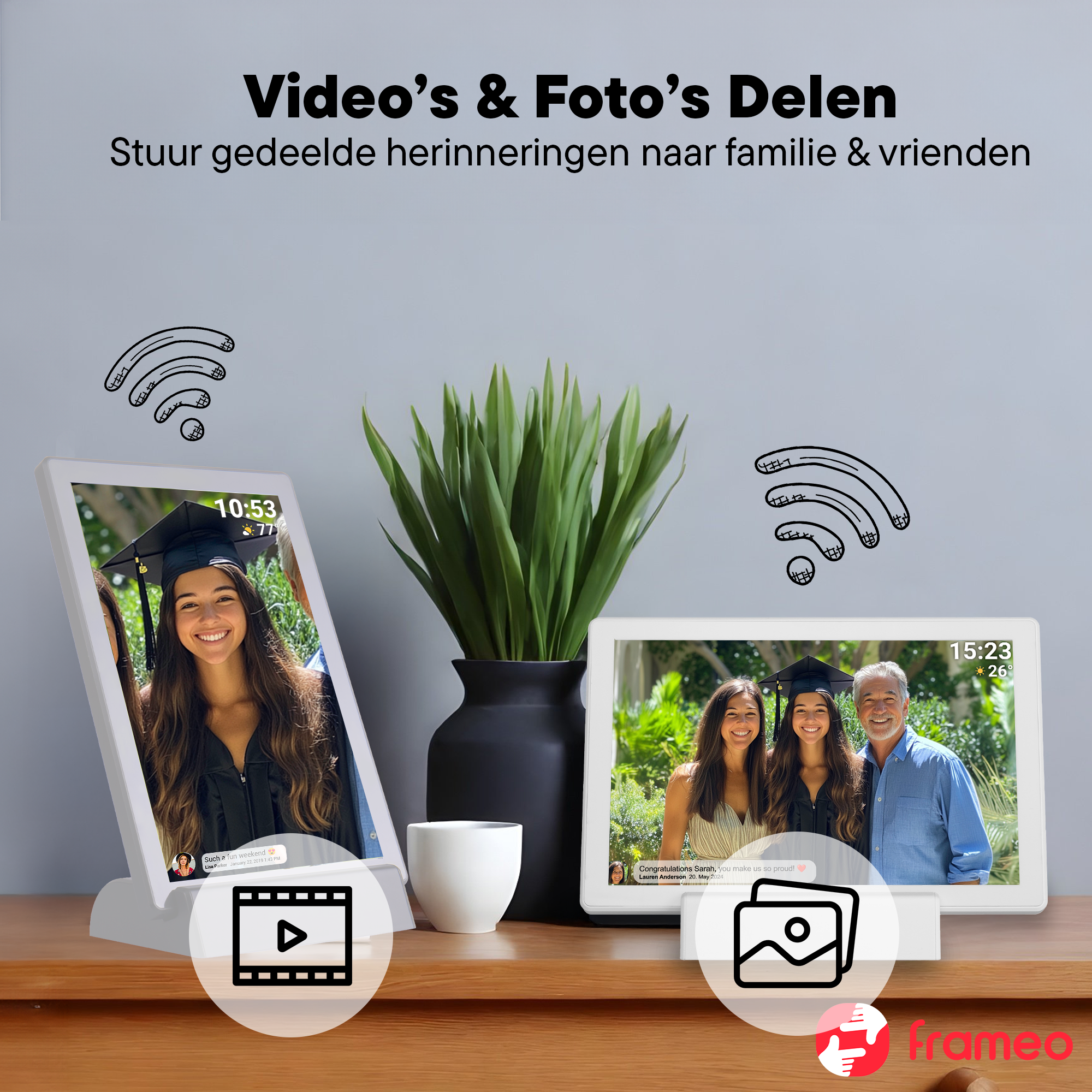 Zwei digitale Fotorahmen zeigen Bilder von Familienfeiern. Ein grüner Topf mit Pflanzen steht dazwischen.