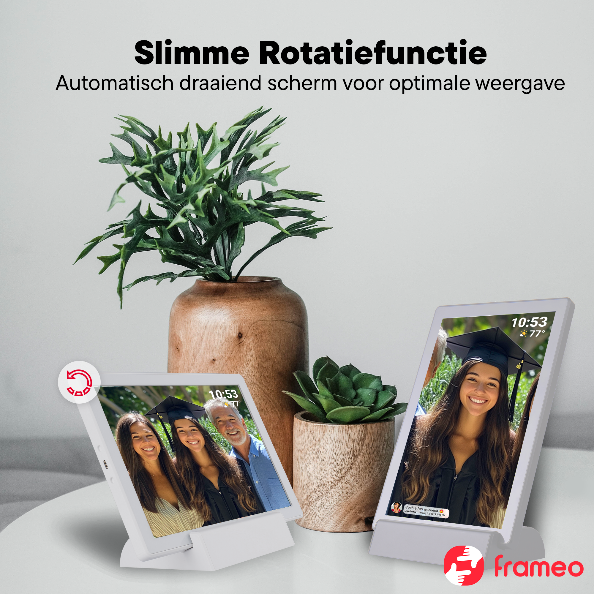 Zwei digitale Fotorahmen zeigen lächelnde Absolventen. Links mit Pflanzen dekoriert.