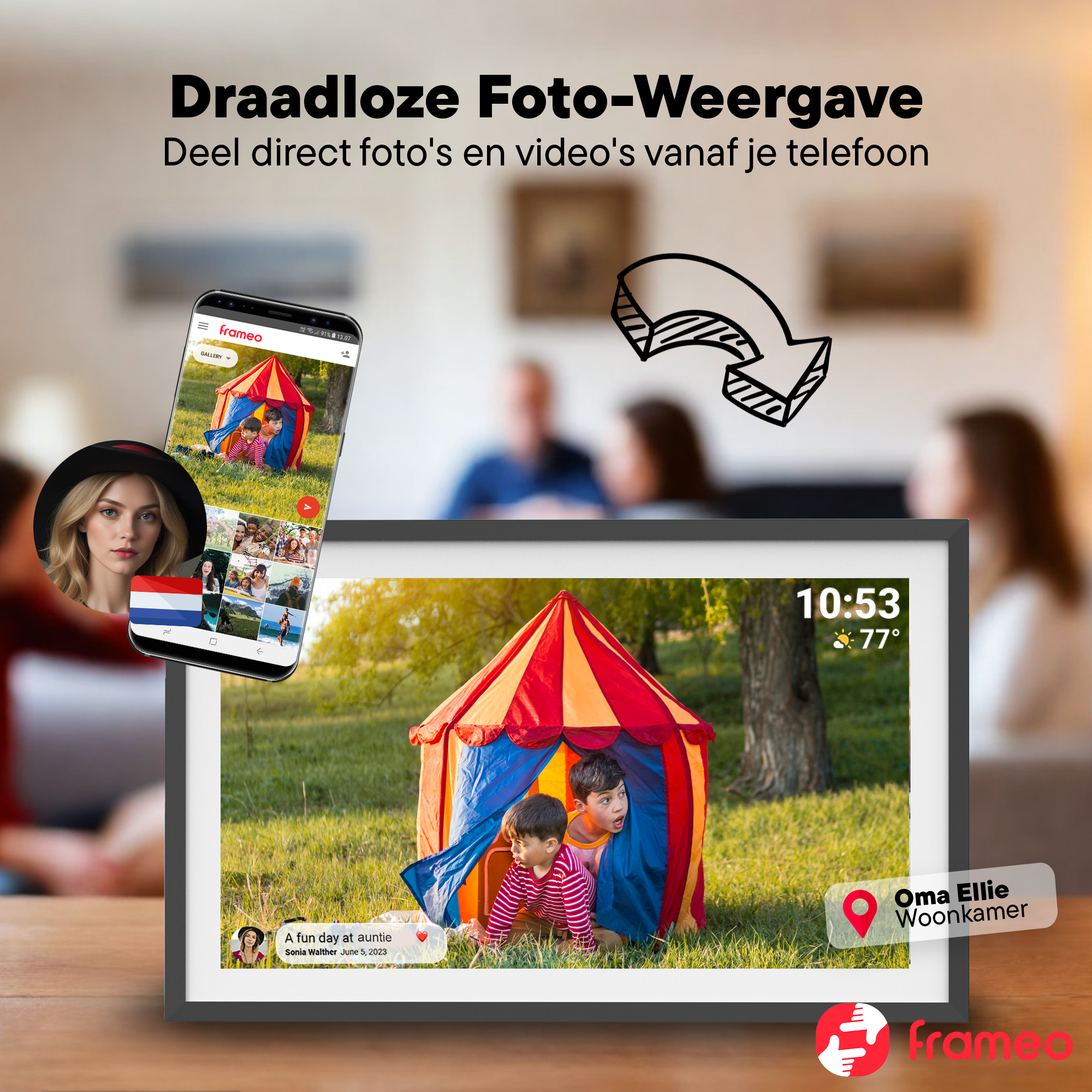 Cyfrowa ramka na zdjęcia pokazuje dwóch chłopców w namiociecie cyrkowym. Obok telefon.