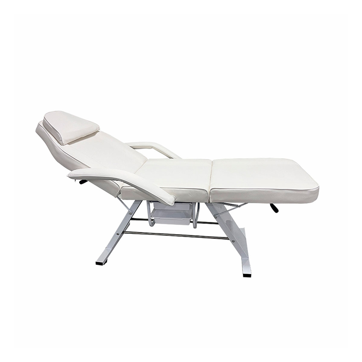 Ein verstellbarer weißer Massagetisch mit Kopfstütze, Armlehnen und einer Ablage.