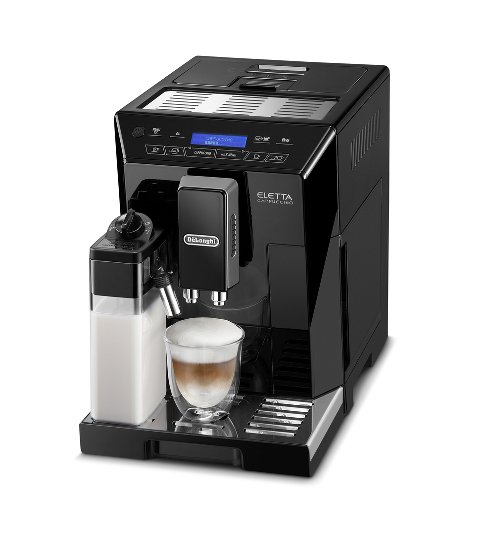Schwarze Kaffeemaschine mit Milchbehälter und einem Glas Cappuccino.