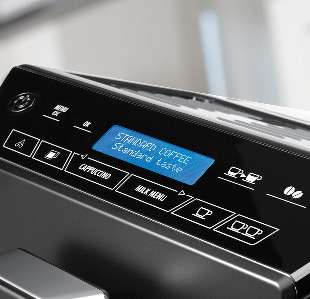 Bedienfeld einer Kaffeemaschine mit blauem Display, das "STANDARD COFFEE" anzeigt.