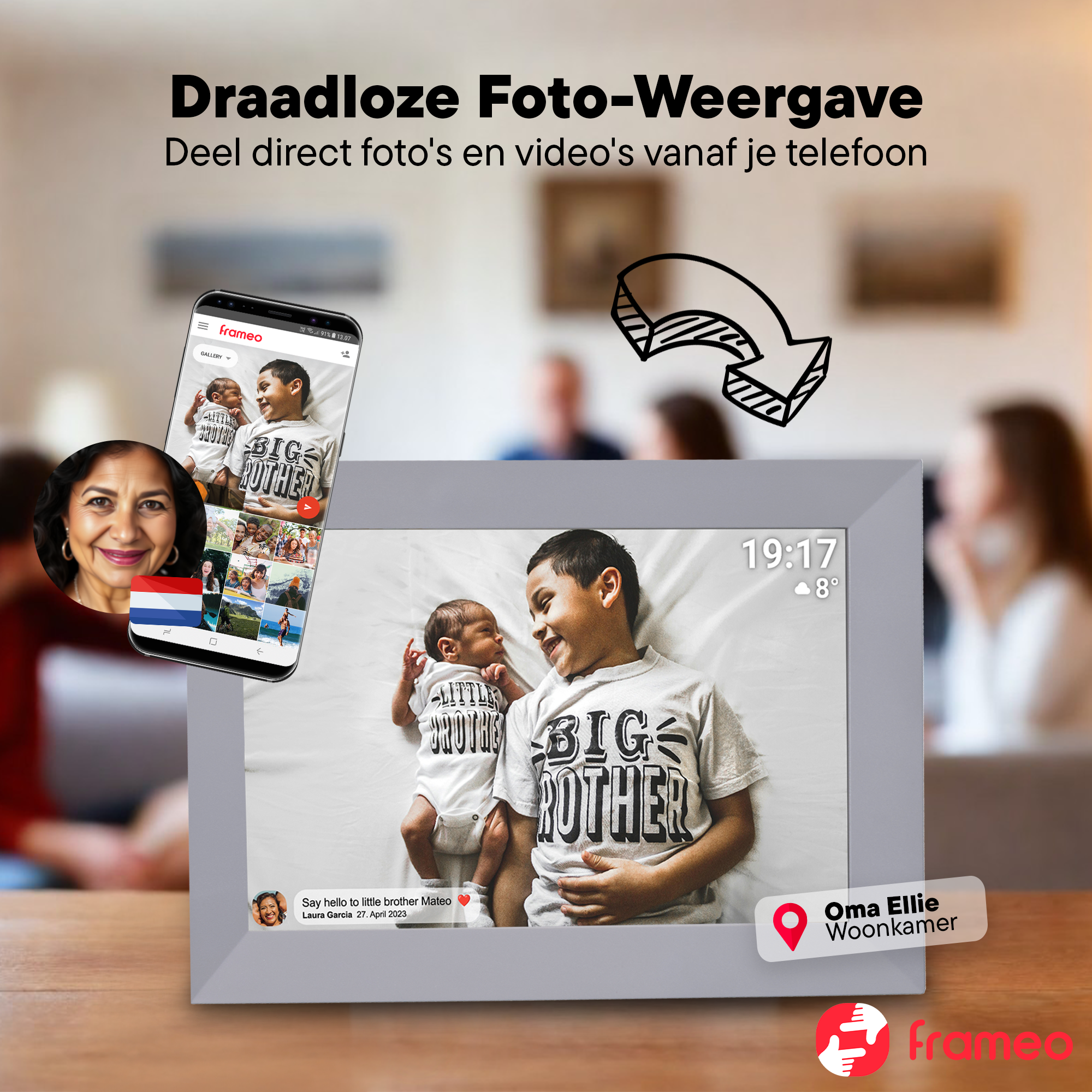 Cyfrowa ramka na zdjęcia przedstawia dwóch braci, niemowlę i chłopca, w koszulkach.
