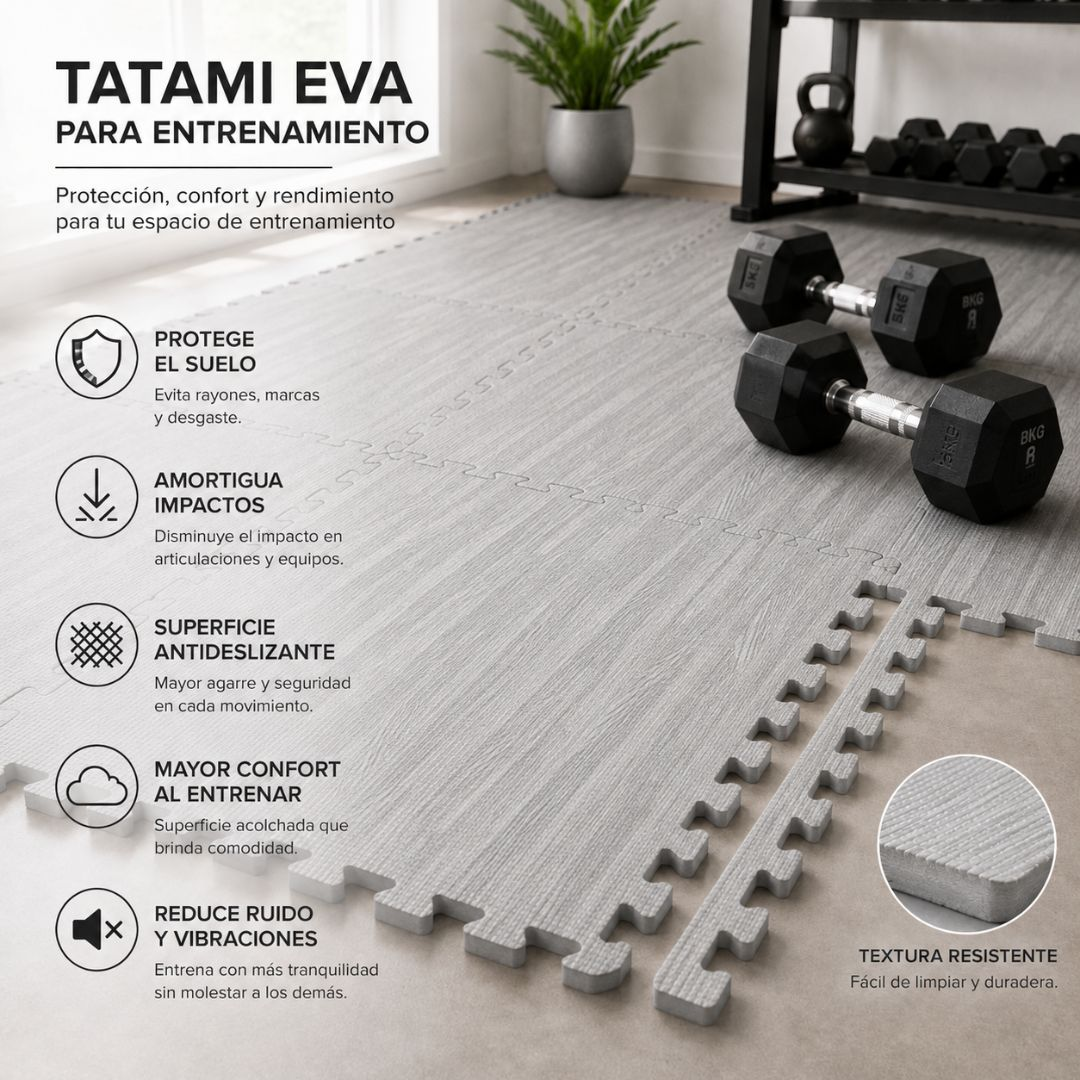 Esteras grises de tatami para entrenamiento, con pesas y un rack al fondo.