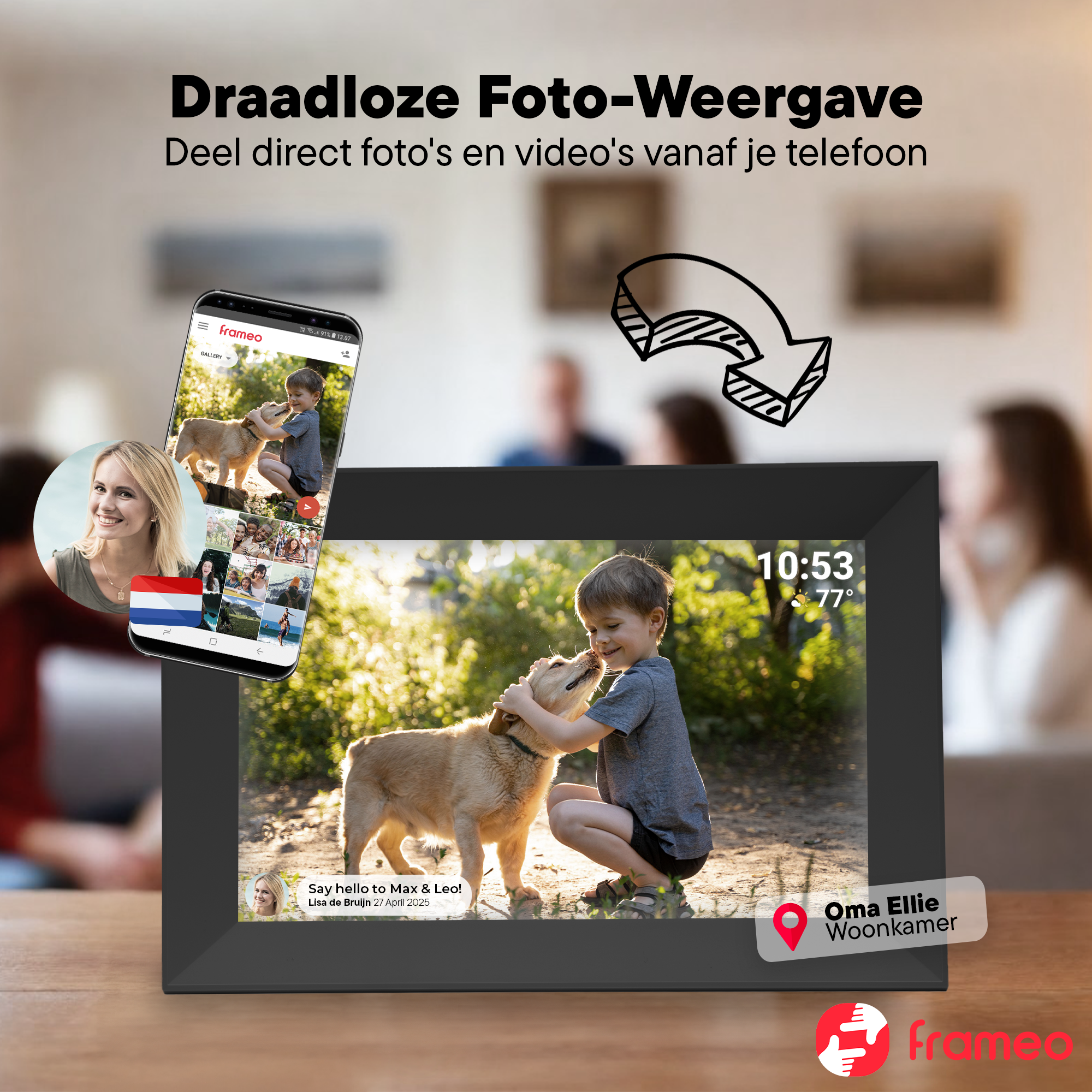 Ein Junge kniet und streichelt einen Hund auf einem digitalen Fotorahmen, der Fotos von einem Handy anzeigt.