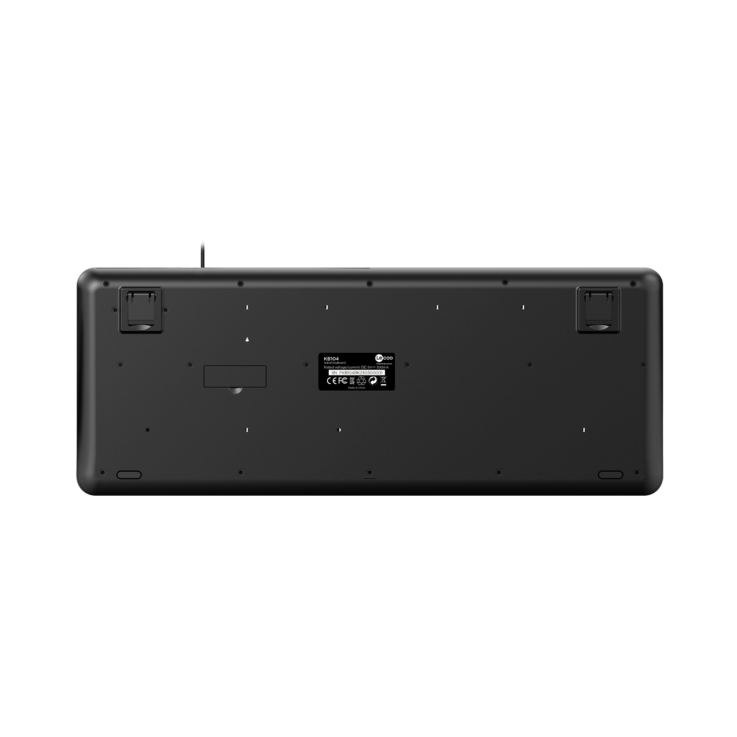 Etiketli siyah klavyenin alt tarafı: KB104, DC 5V 300mA, SN: FKB104BK230300001.