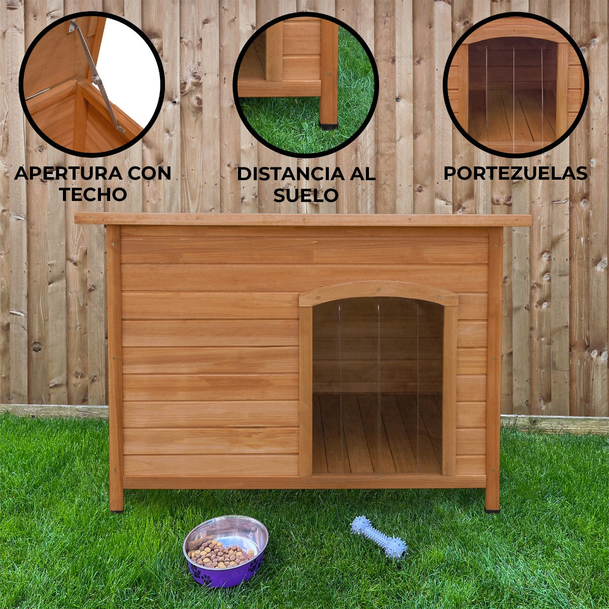 Una caseta de perro de madera al aire libre con un cuenco de comida y un juguete delante.
