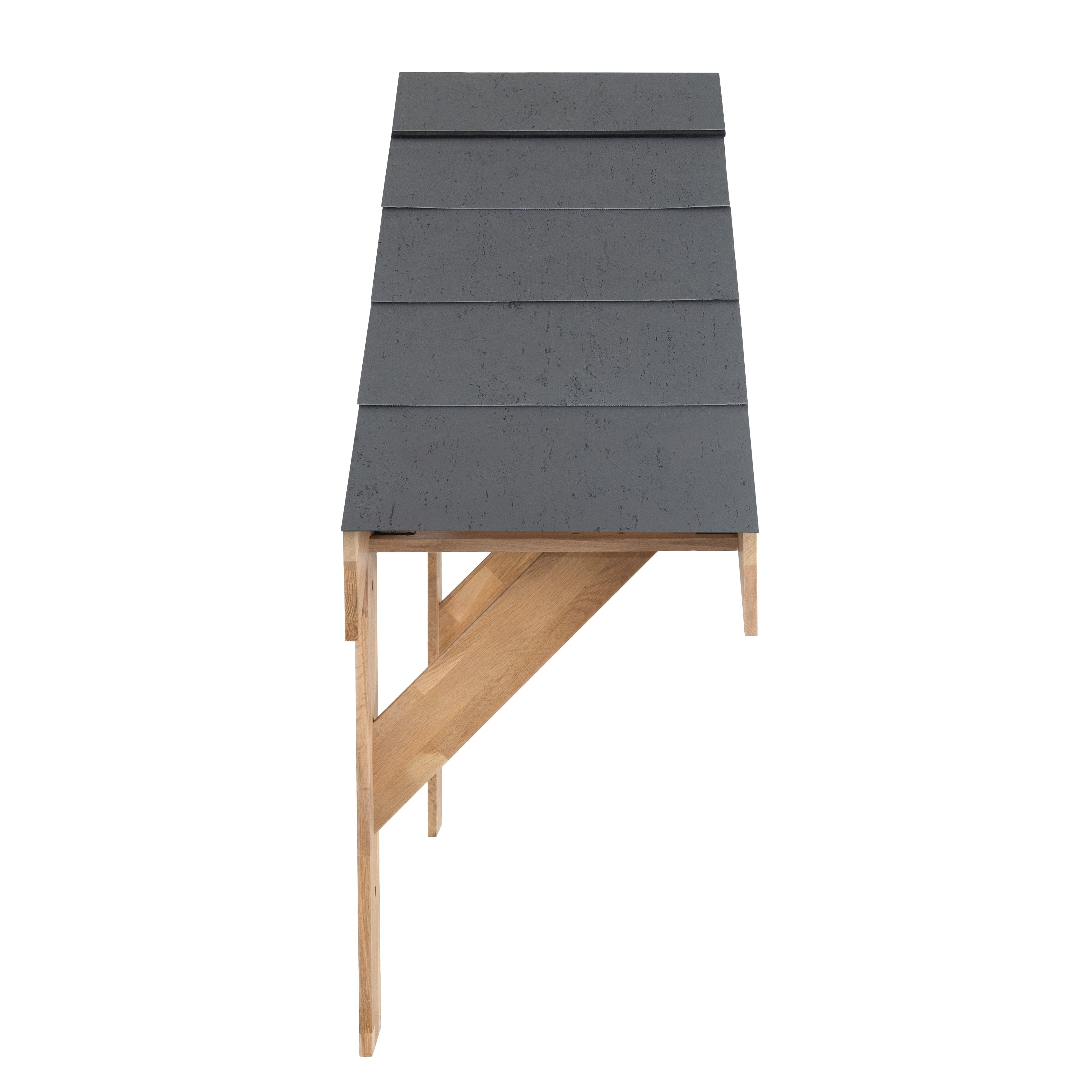 Techo con tejas grises y estructura de madera.