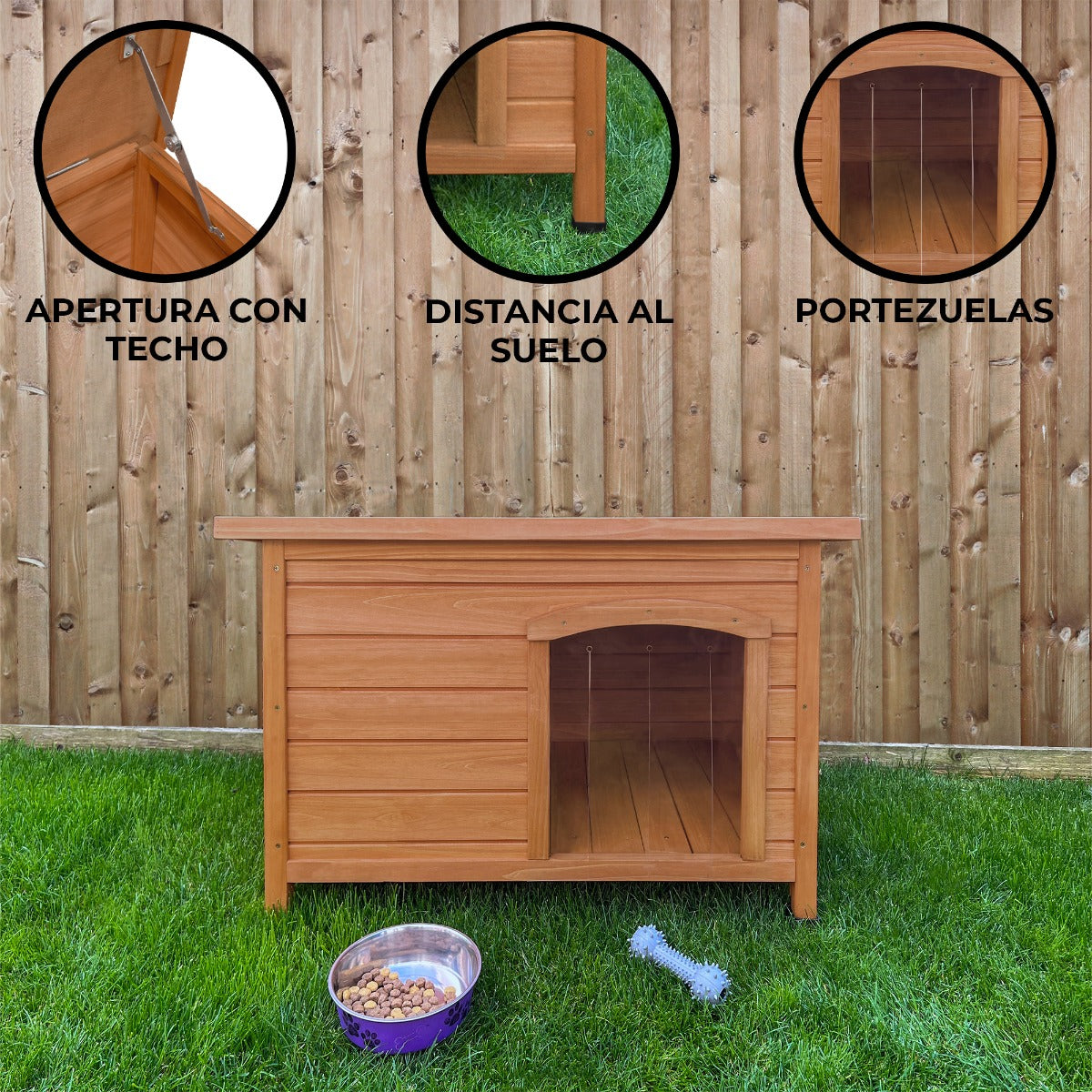 Una casa para perros de madera se encuentra sobre césped verde frente a una valla de madera.