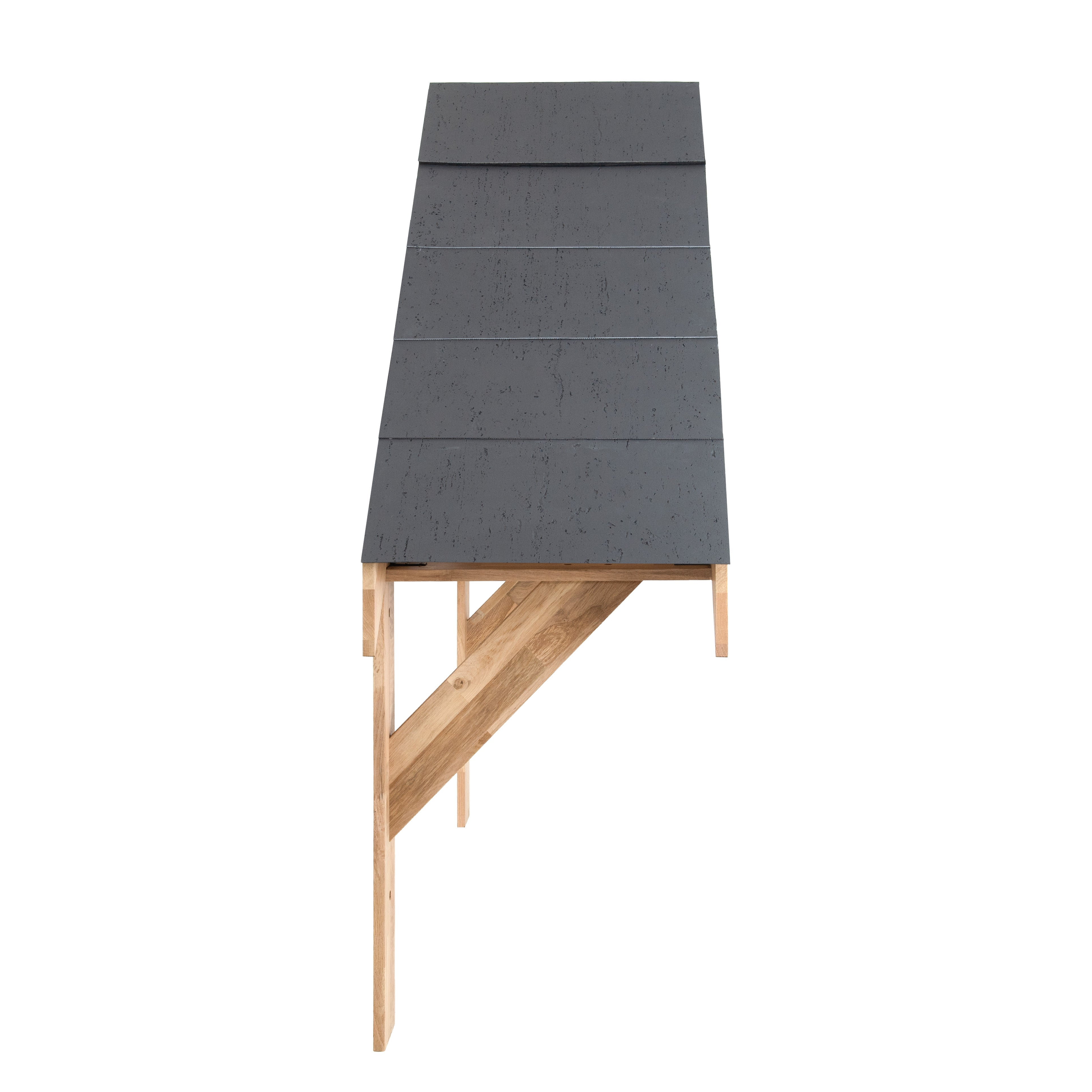 Un techo gris de tejas con patas de madera, aislado en blanco.