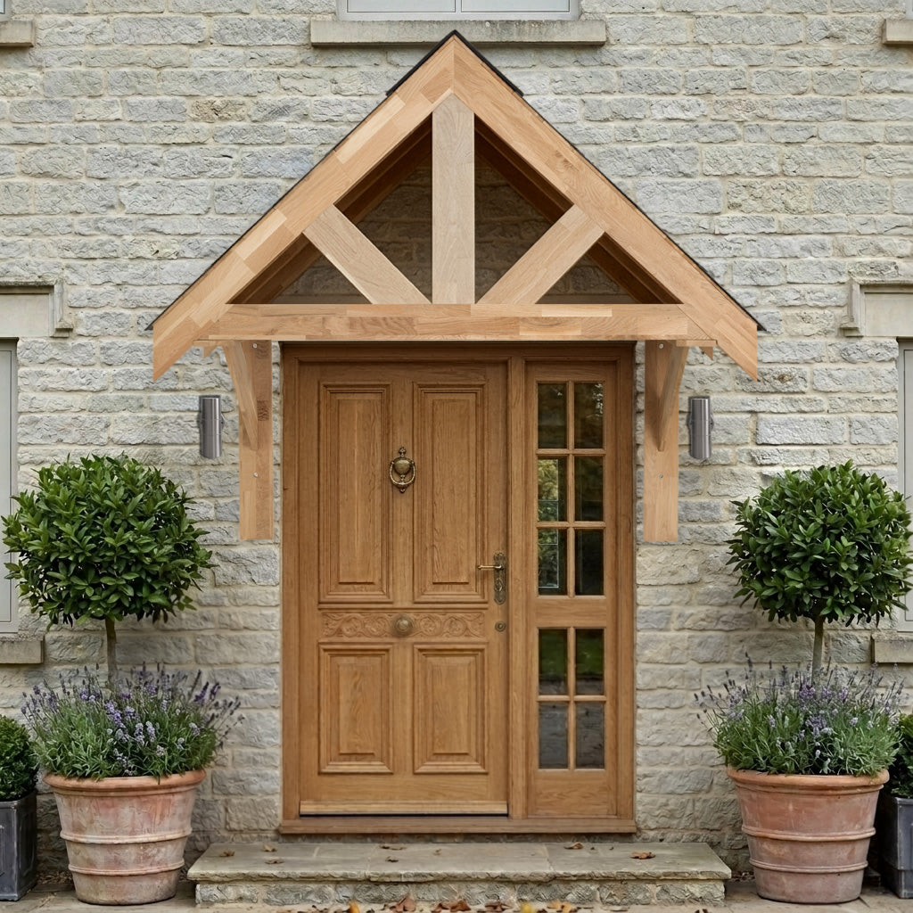 Techo de porche de madera sobre puerta de madera con árboles y plantas.