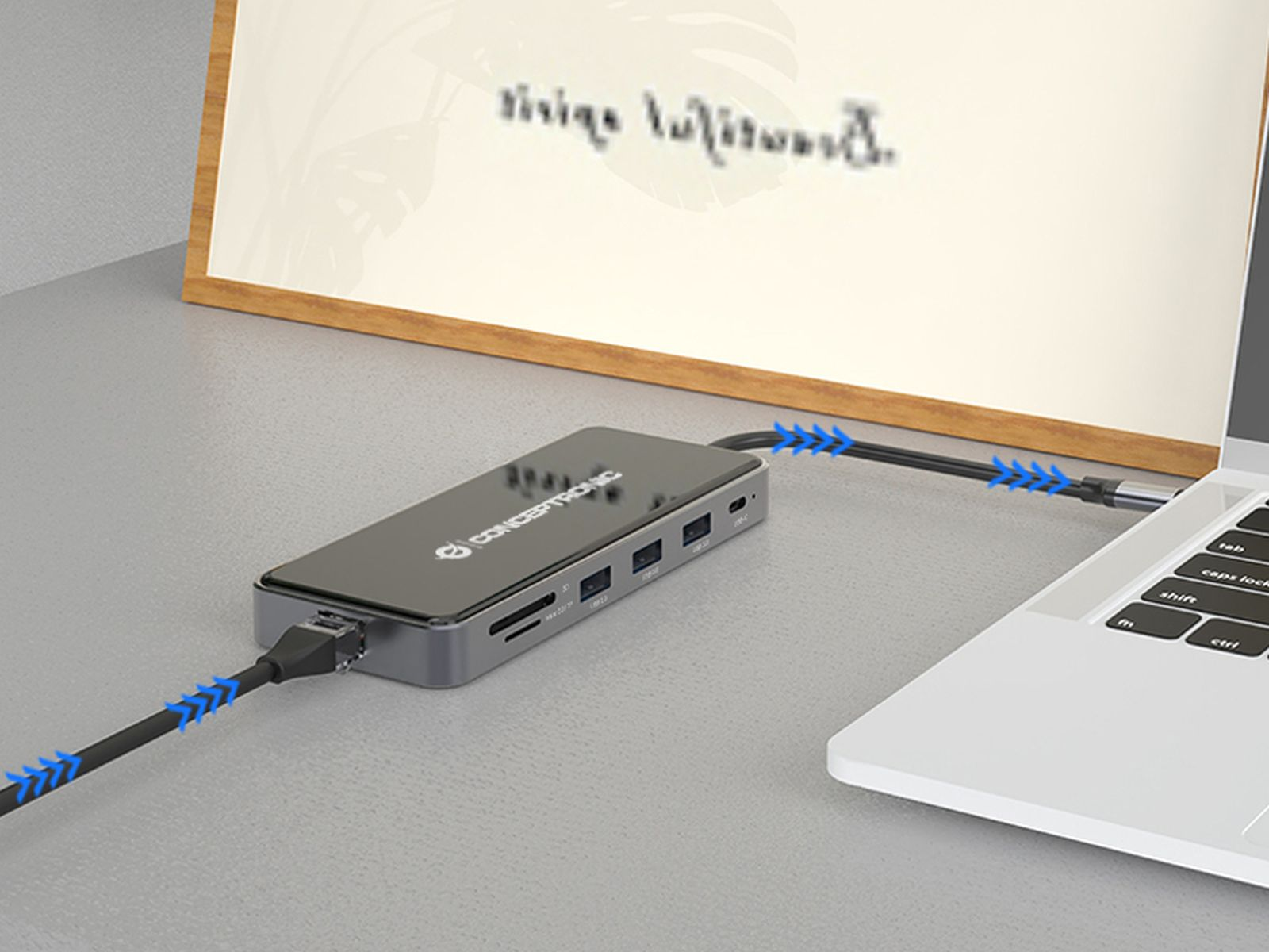 Un hub USB-C grigio con cavi è collegato a un laptop.