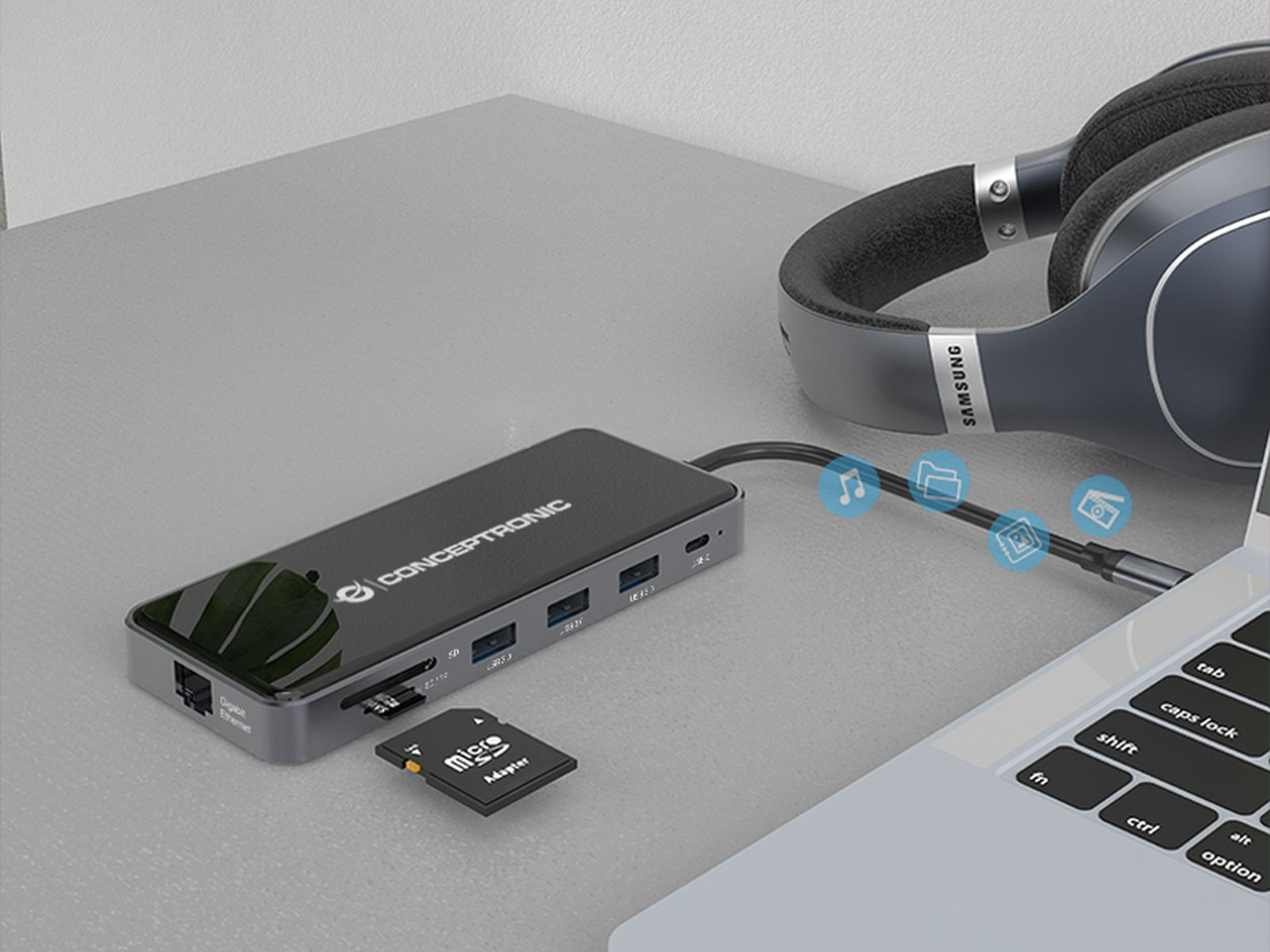 Hub Conceptronic con scheda SD, collegato al laptop. Cuffie nelle vicinanze.