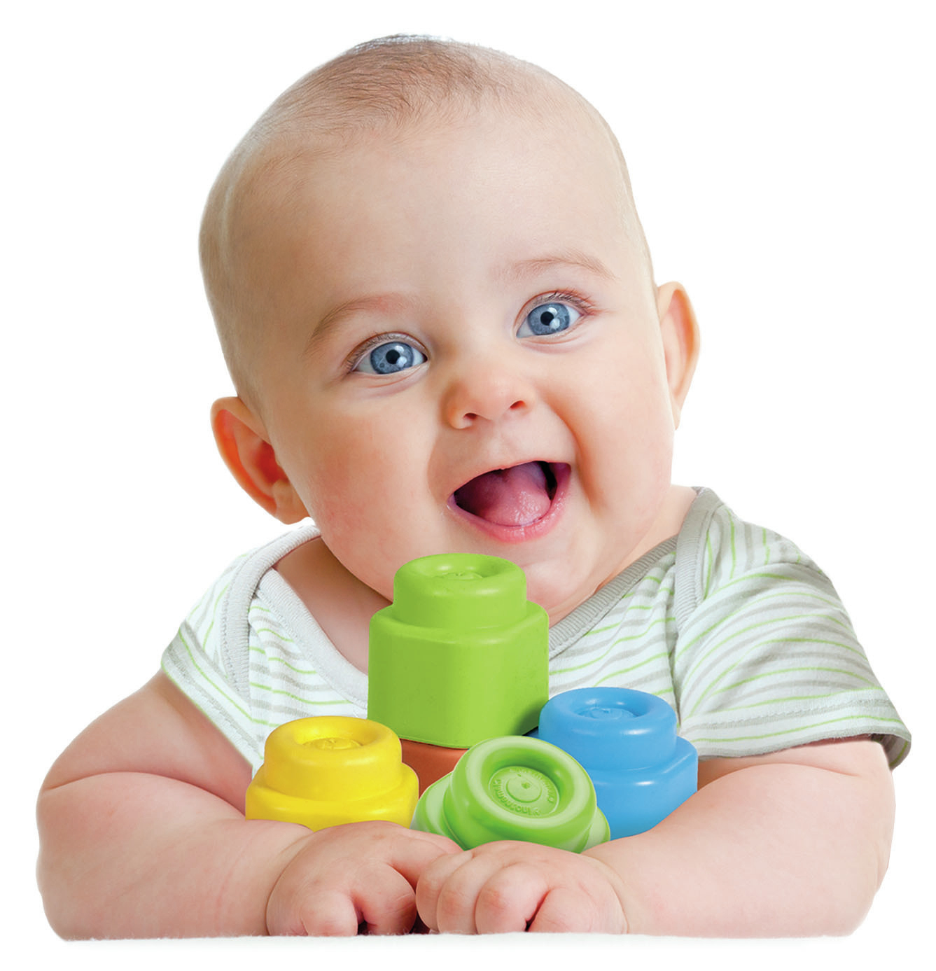Un bambino sorridente con occhi blu tiene blocchi colorati davanti a sé.
