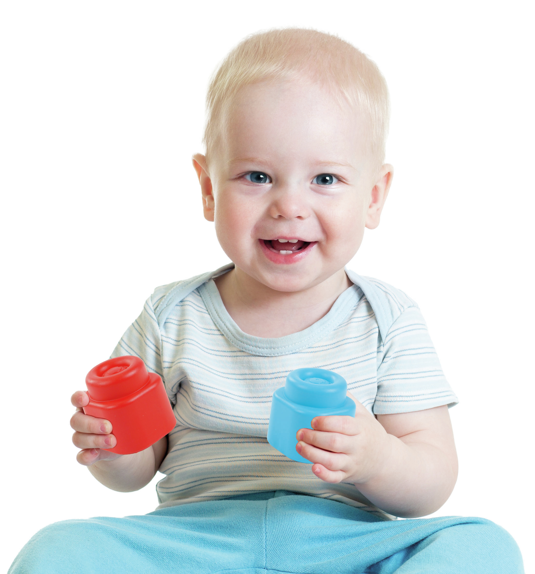 Un bambino sorridente tiene blocchi da costruzione rossi e blu su sfondo bianco.