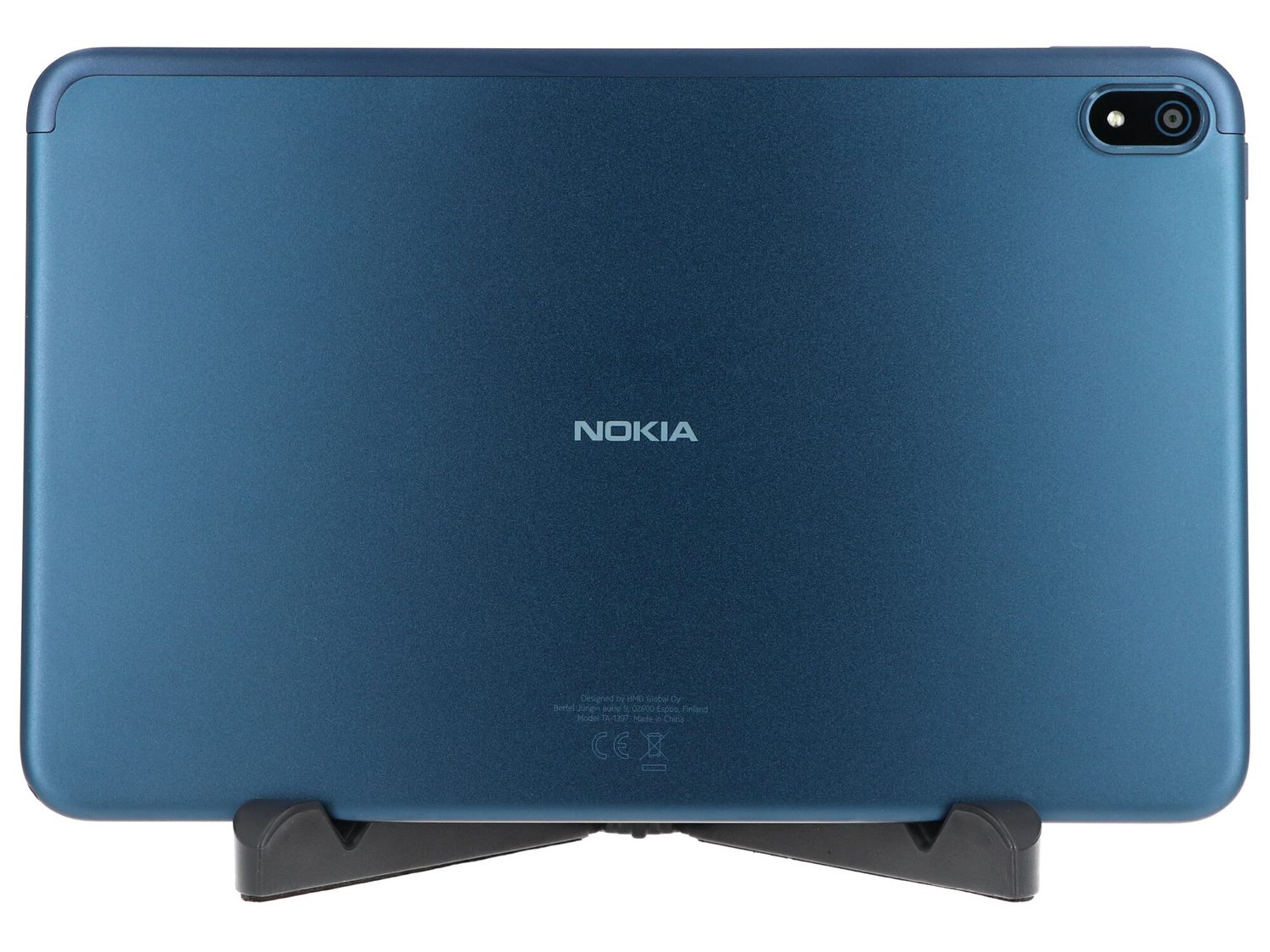 Niebieski tablet Nokia z aparatem z tyłu, wyświetlany na stojaku.