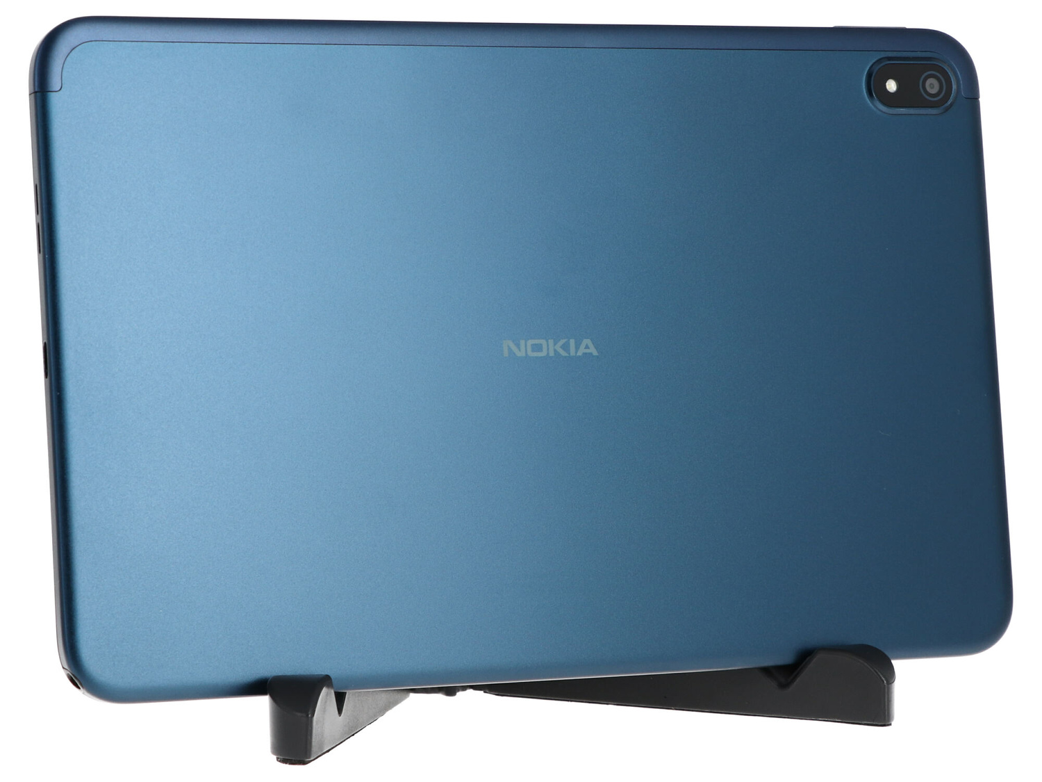Tył niebieskiego tabletu Nokia na czarnym stojaku.