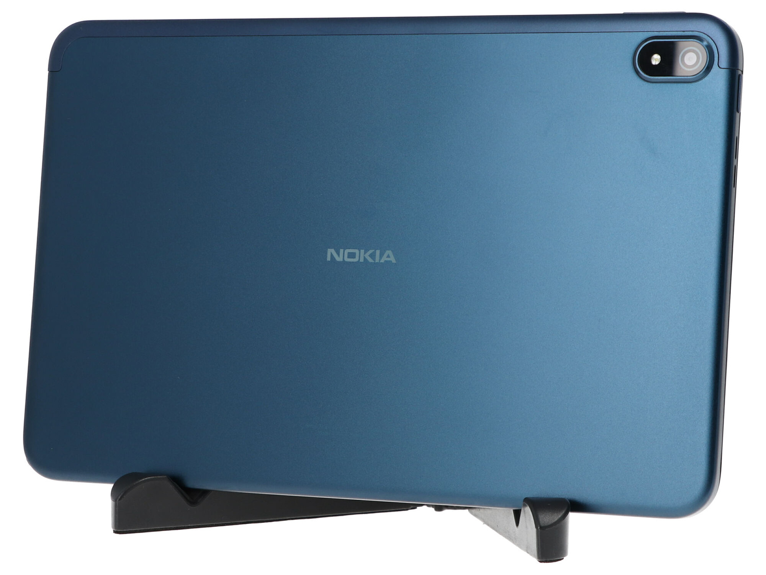 Niebieski tablet Nokia na czarnym stojaku, tył z obiektywem aparatu.