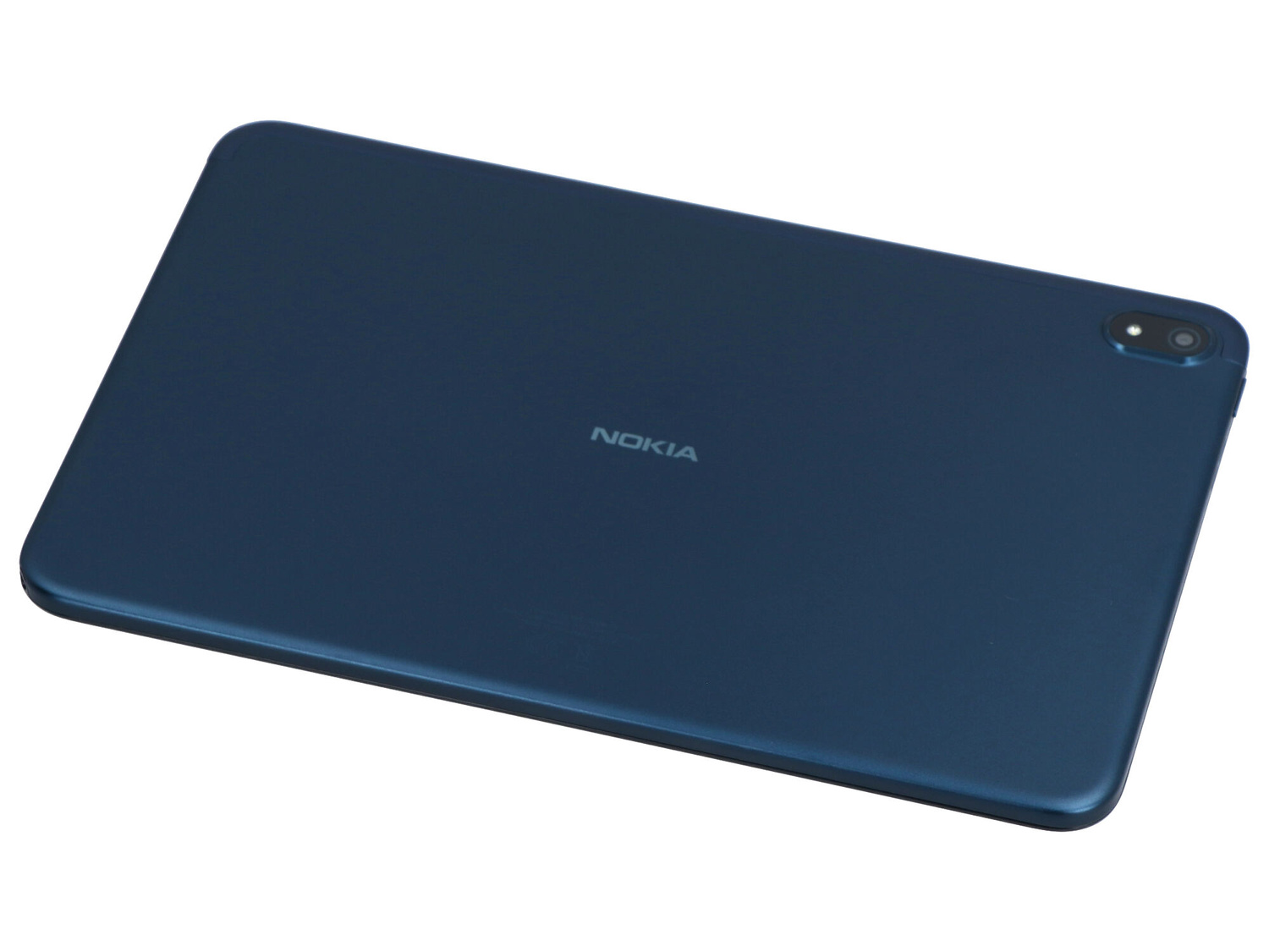 Ciemnoniebieski tablet Nokia z tylnymi aparatami, na białym tle.