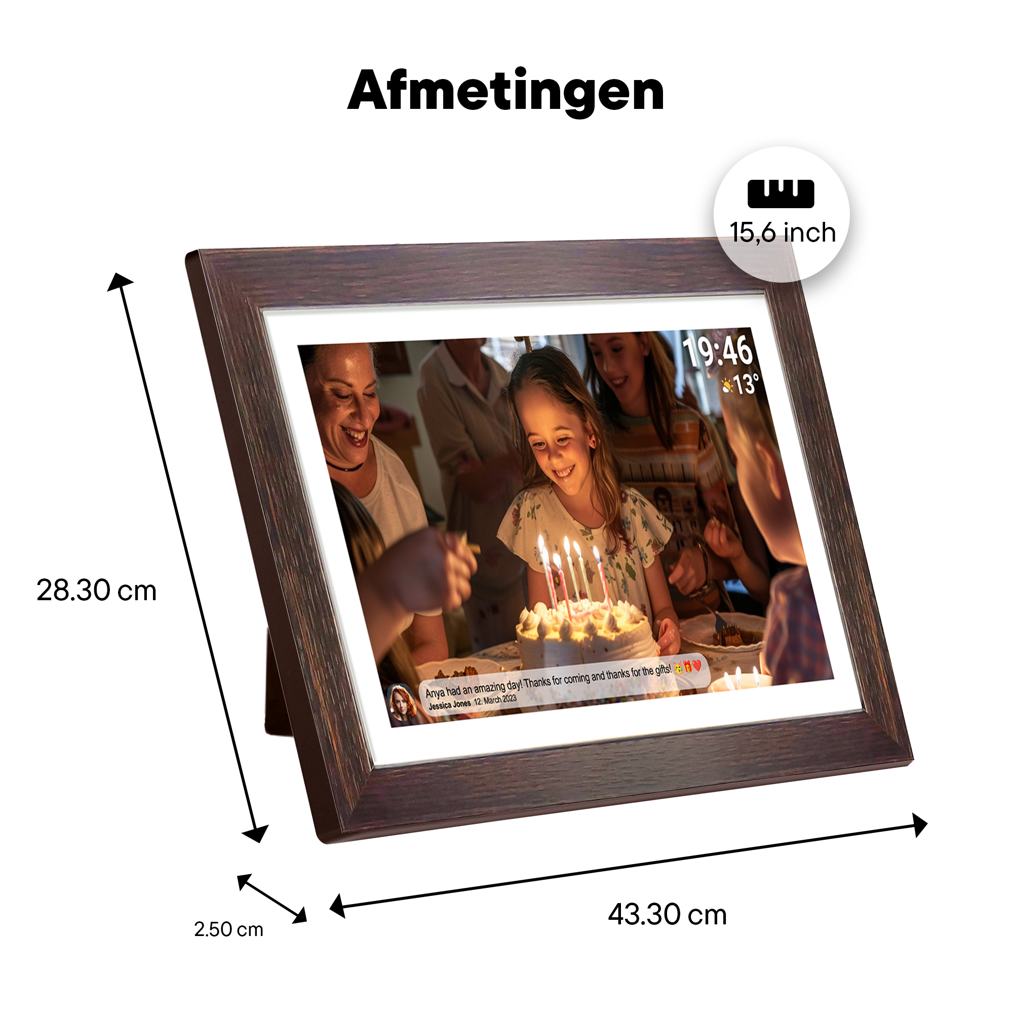 A digital photo frame displays a family celebrating a birthday. Dimensions 28.3x43.3x2.5cm.