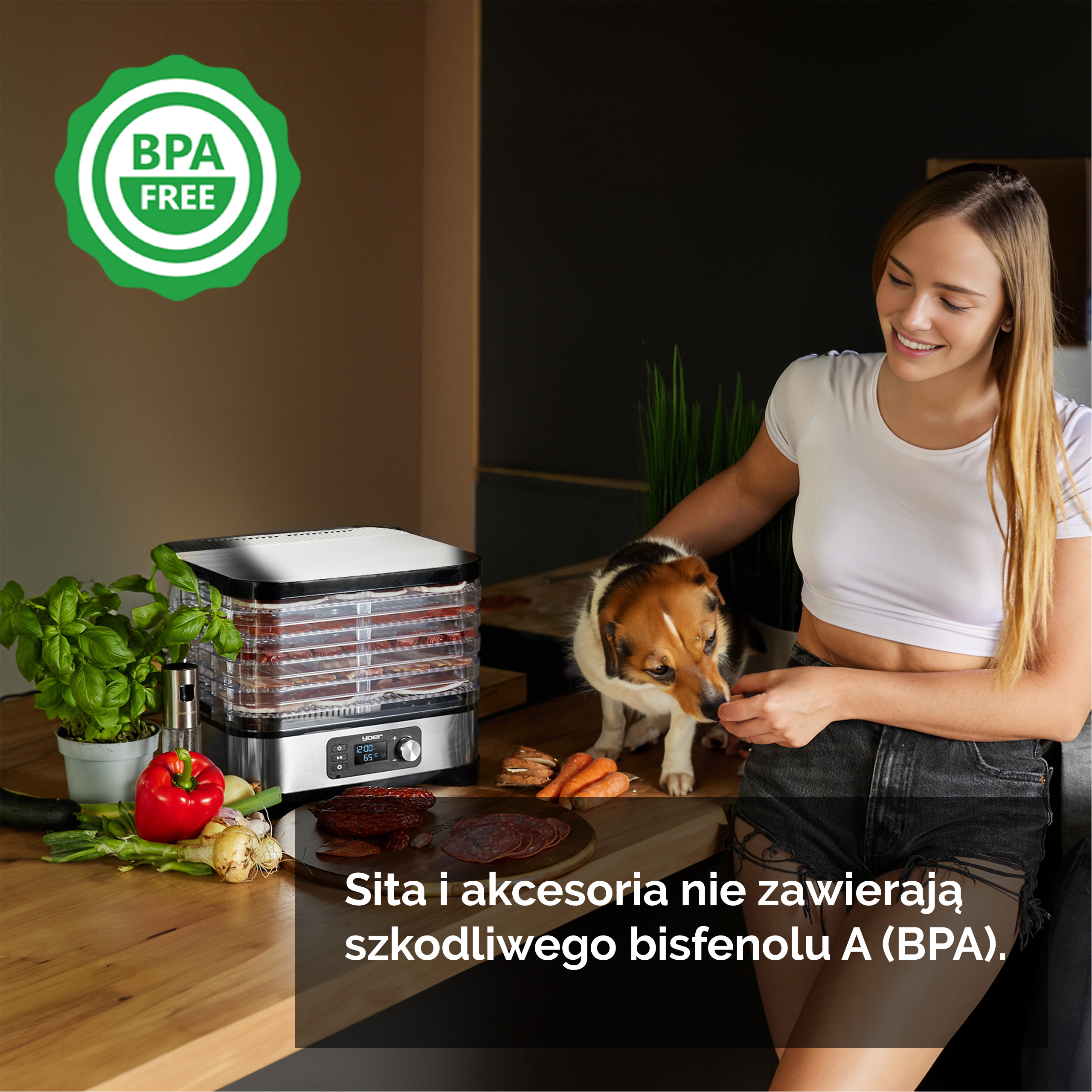 Kobieta karmi psa przed suszarką do żywności z certyfikatem BPA Free.