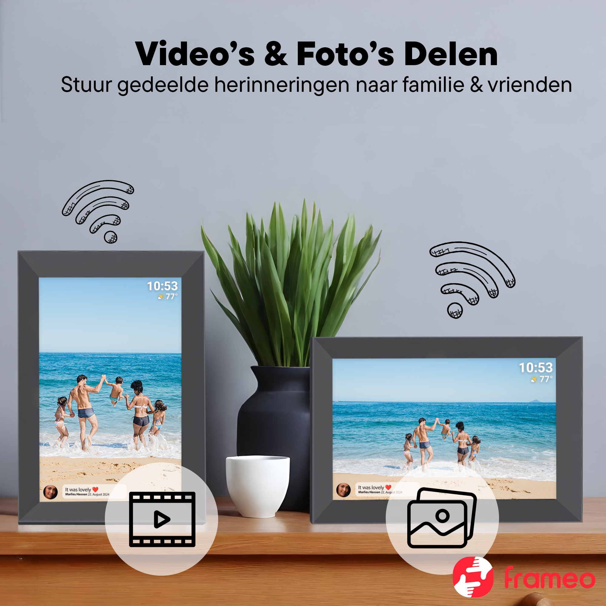 Zwei digitale Bilderrahmen zeigen Familien am Strand. Ein voller Topf mit Pflanzen steht dazwischen.