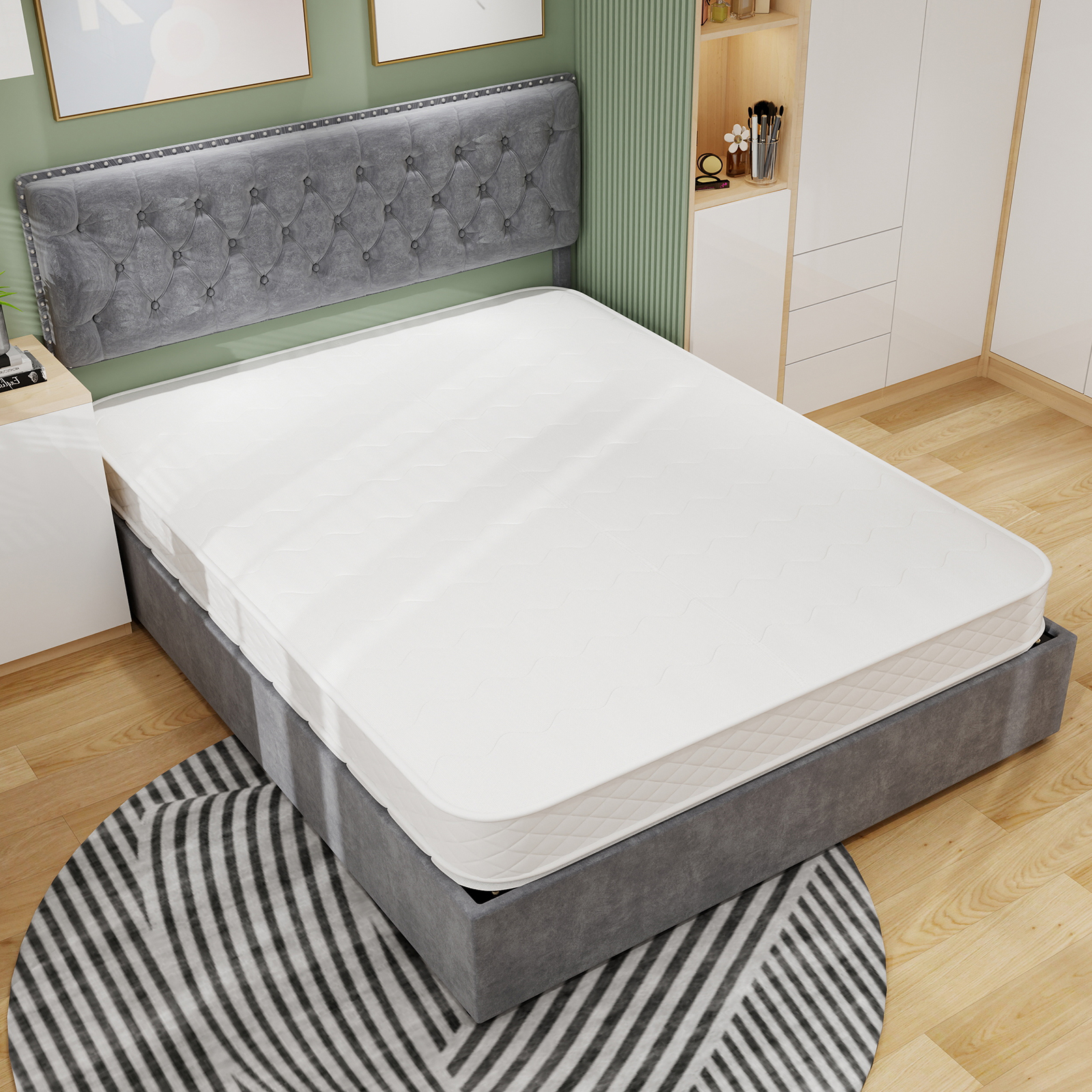 Ein weißes Bett mit grauem Kopfteil und einem runden Teppich.