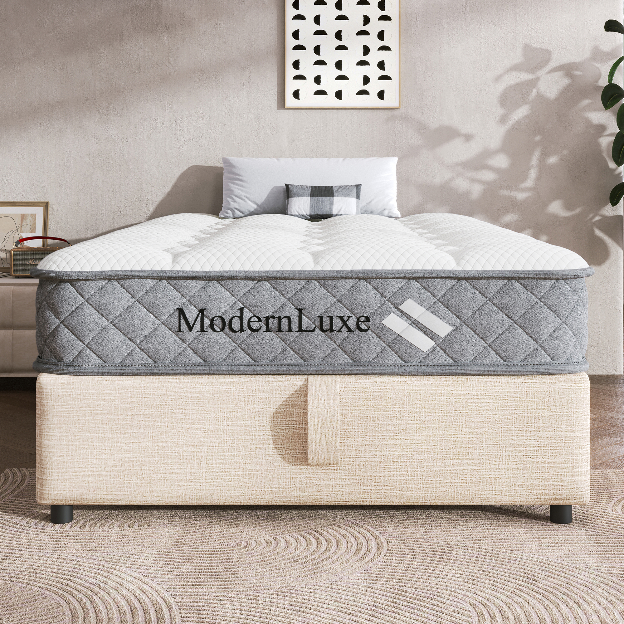 Ein ModernLuxe-Bett mit weißer Bettwäsche und grauem gestepptem Rand steht auf einem beigefarbenen Bettkasten.