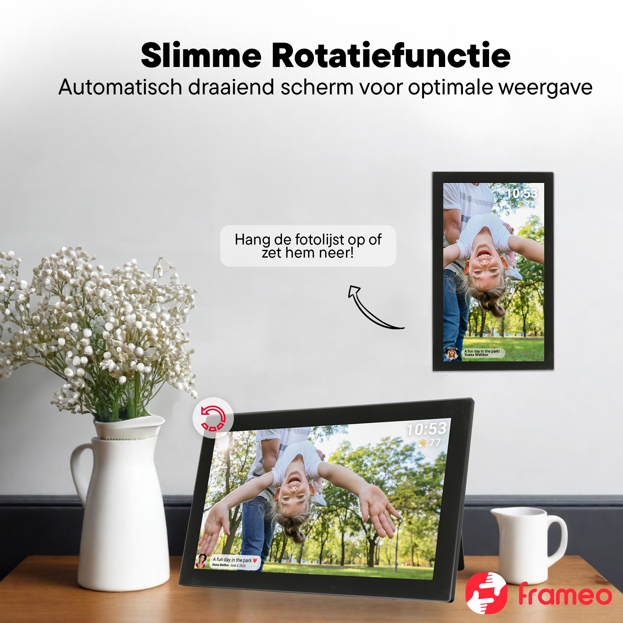Ein digitales Fotorahmen zeigt ein Kind, das im Park von einem Erwachsenen hochgehoben wird.