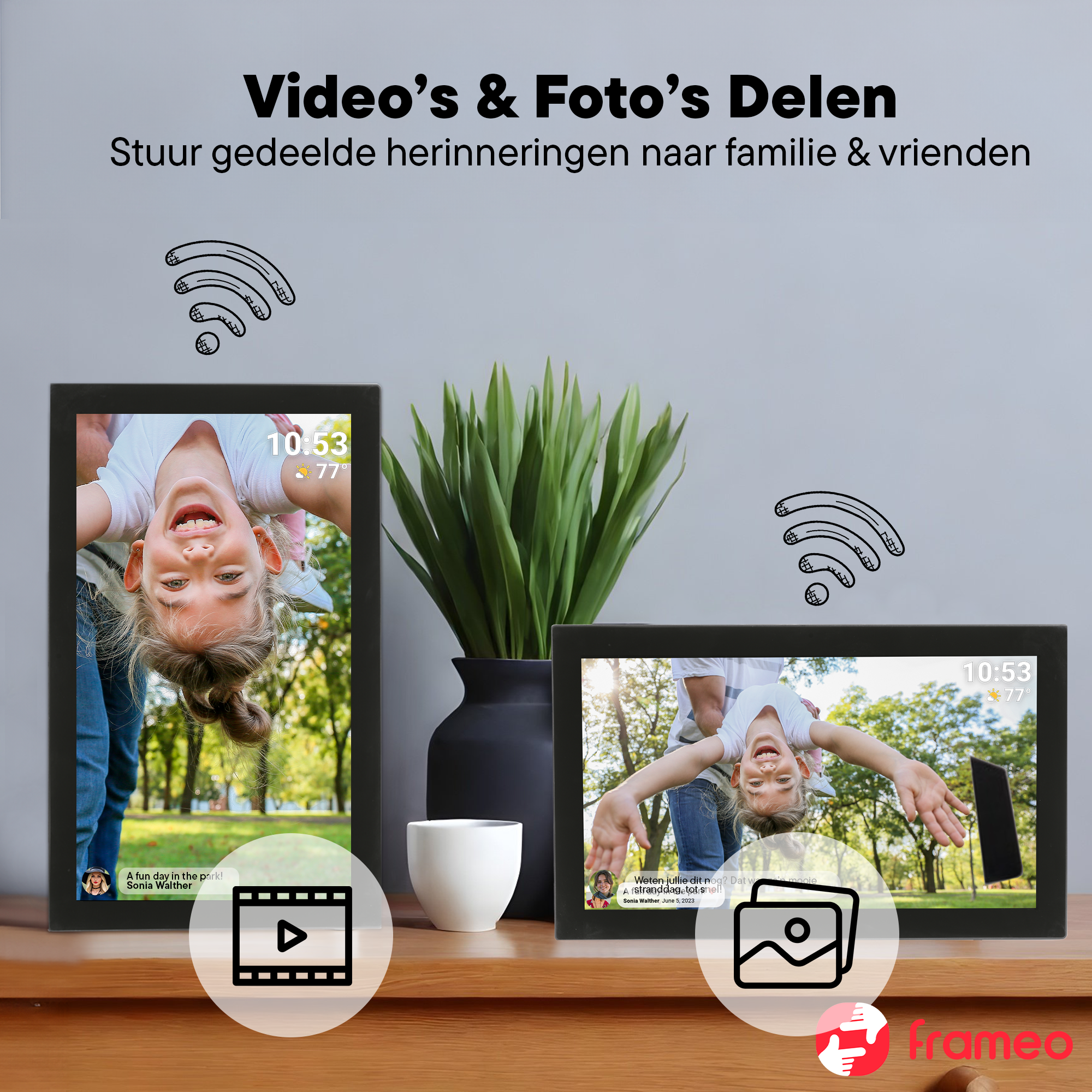 Zwei digitale Bilderrahmen zeigen lachende Kinder. WLAN-Symbole über jedem Rahmen.