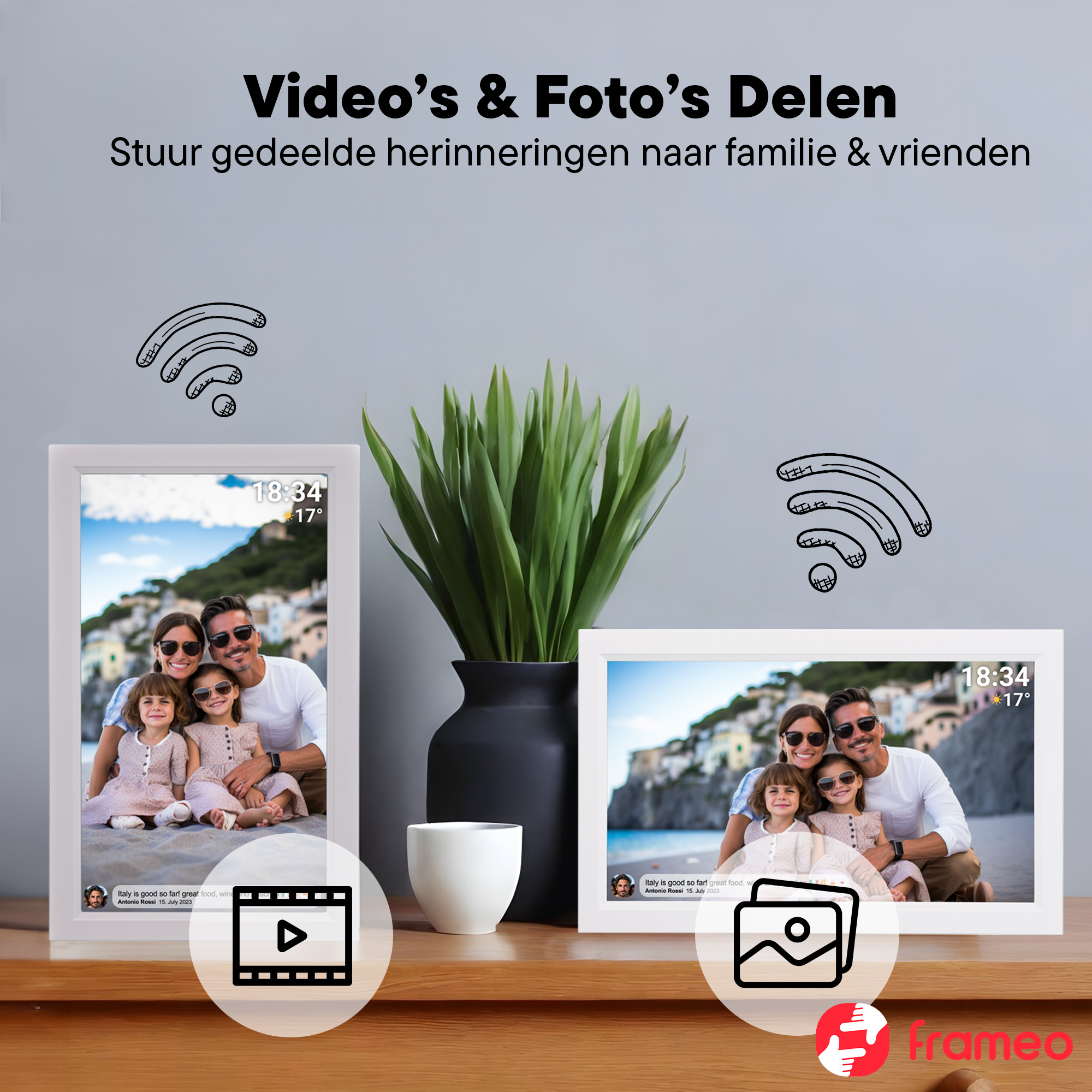 Familie auf einem digitalen Bilderrahmen vor einer Küstenstadt. WLAN-Symbole.