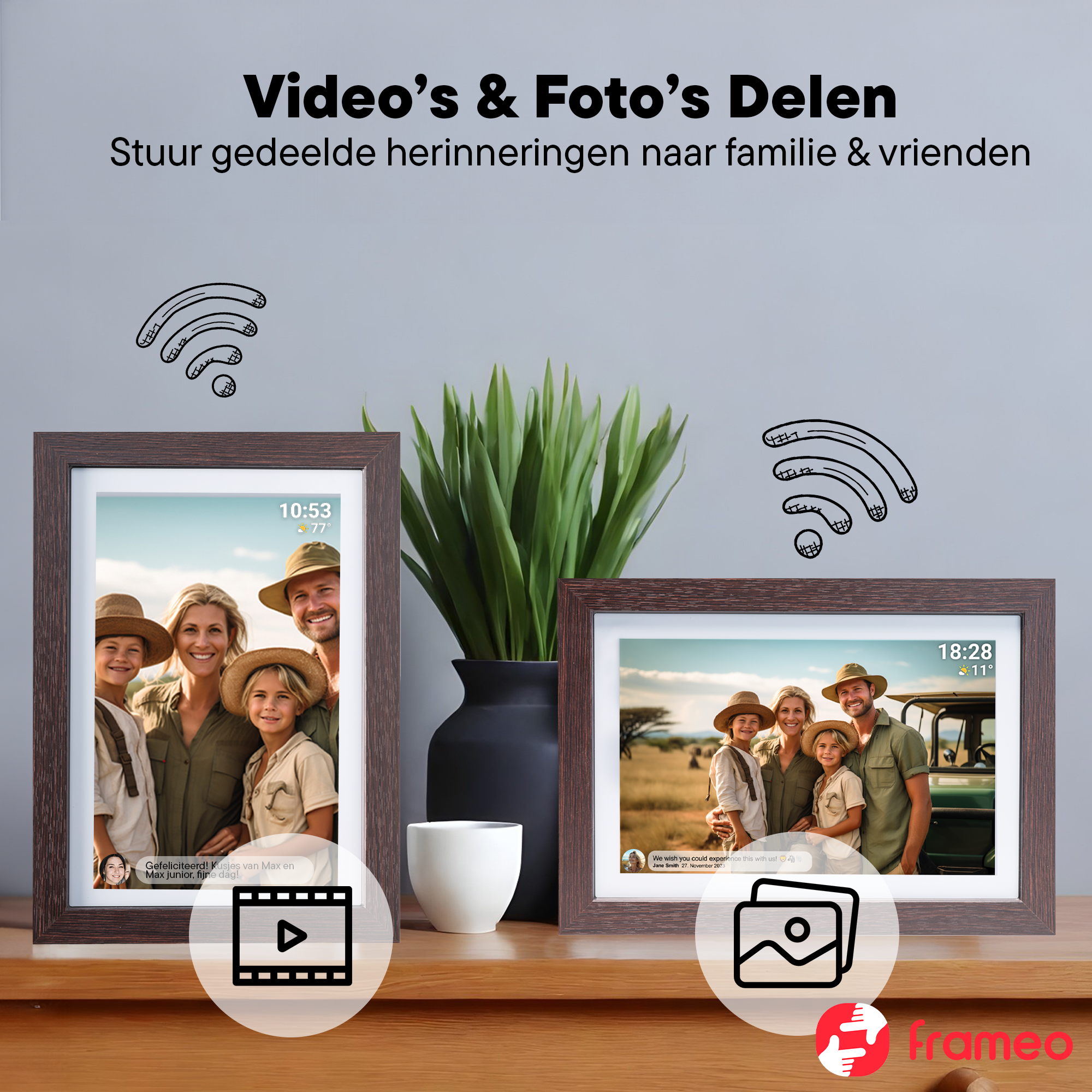 Dwa cyfrowe ramki na zdjęcia wyświetlają rodzinne fotografie, obok nich roślina.