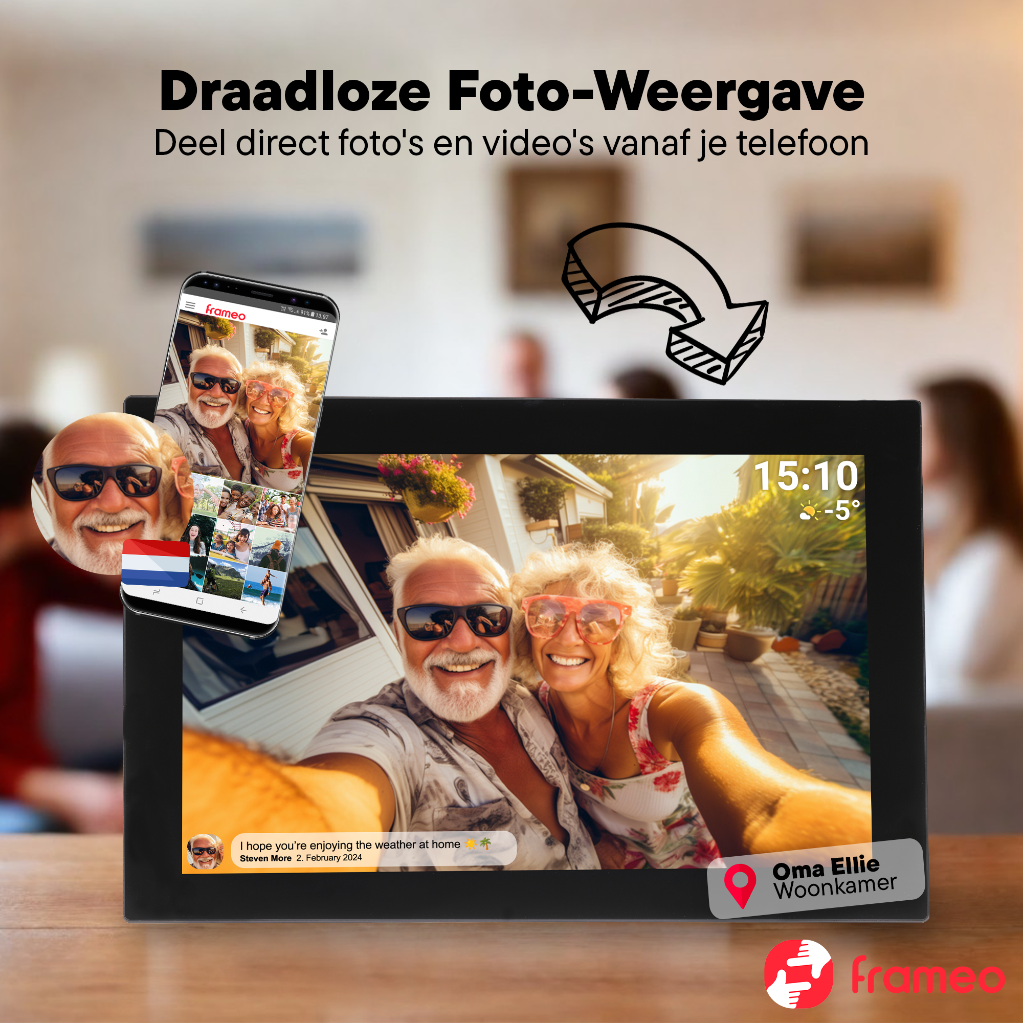 Ein Paar macht ein Selfie vor einem Haus, daneben ein Handy mit Fotos.