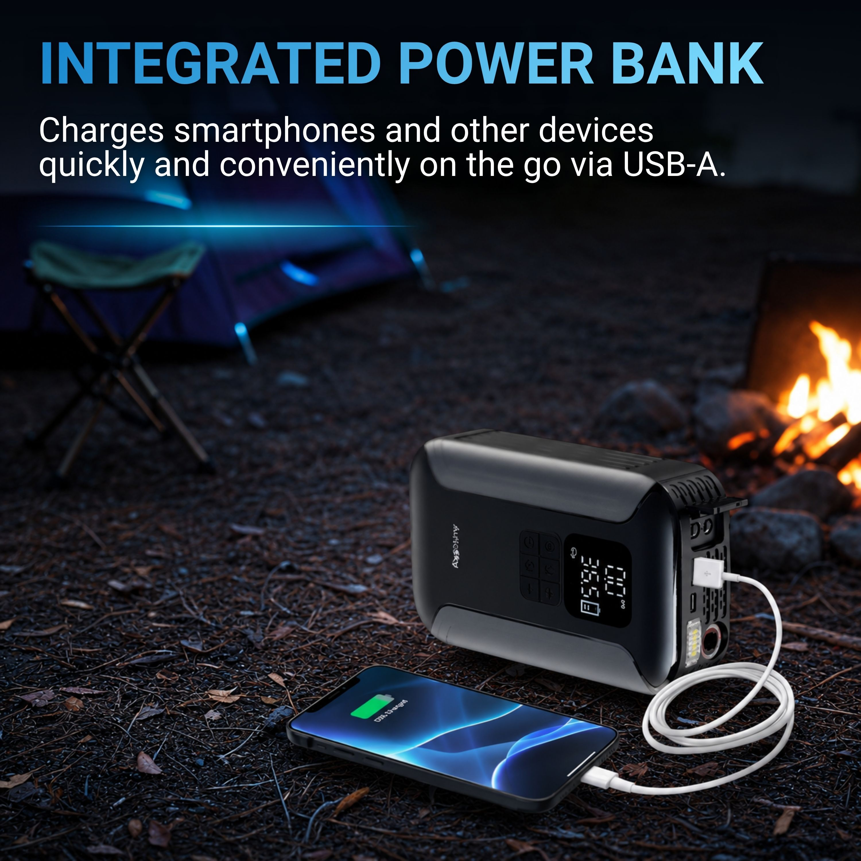 Un power bank negro carga un smartphone, con una tienda y fogata al fondo.