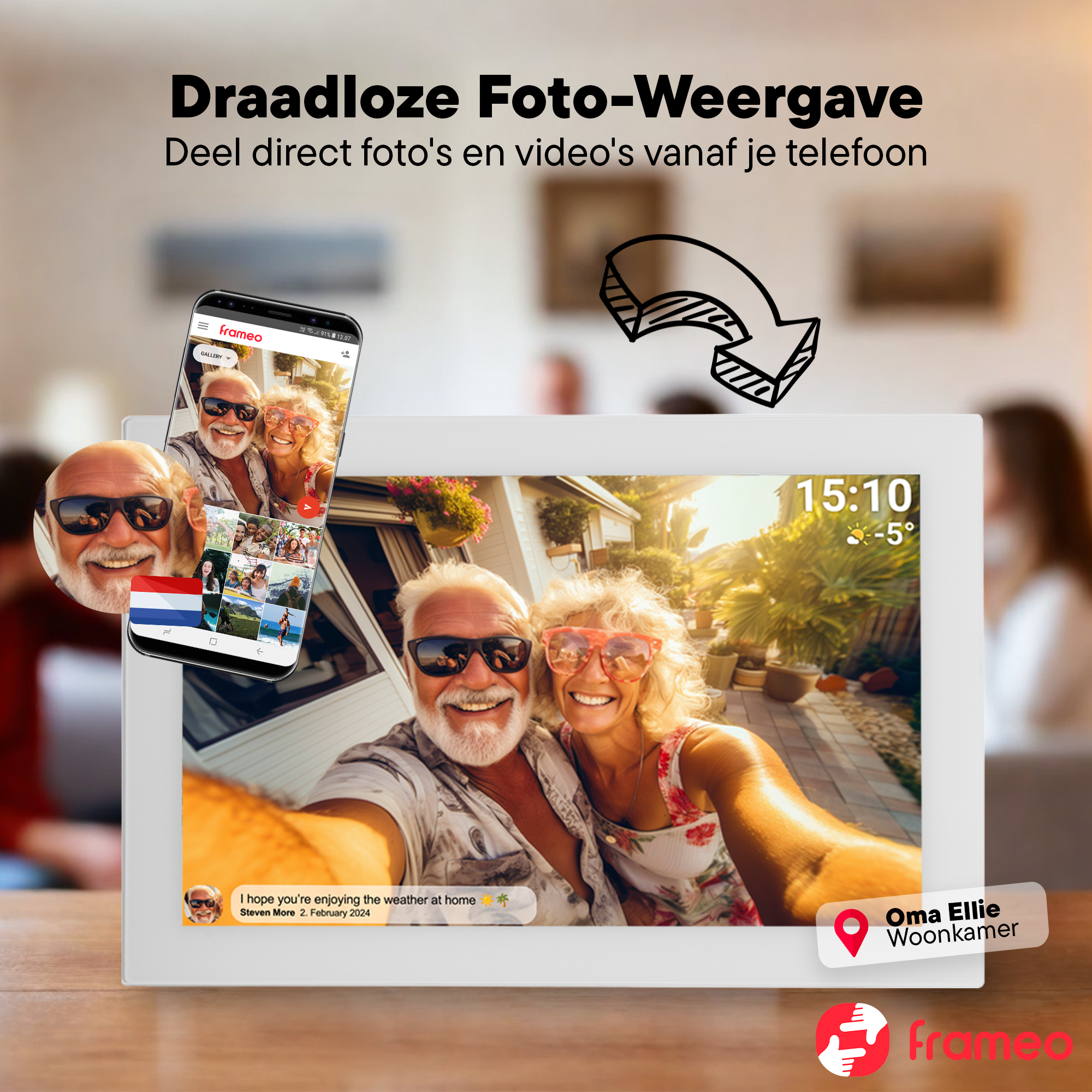 Ein digitales Fotorahmen zeigt ein Selfie eines älteren Paares im Freien, das vom Telefon übertragen wird.