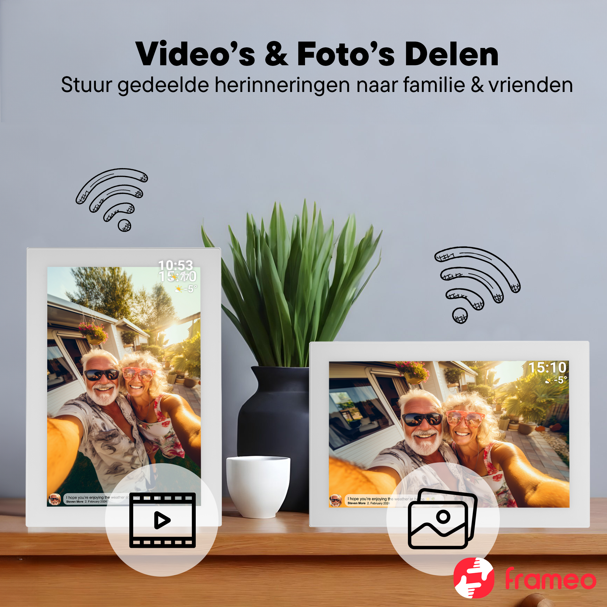 Zwei digitale Bilderrahmen zeigen ein älteres Paar, das ein Selfie macht. Links ein Video-Symbol.
