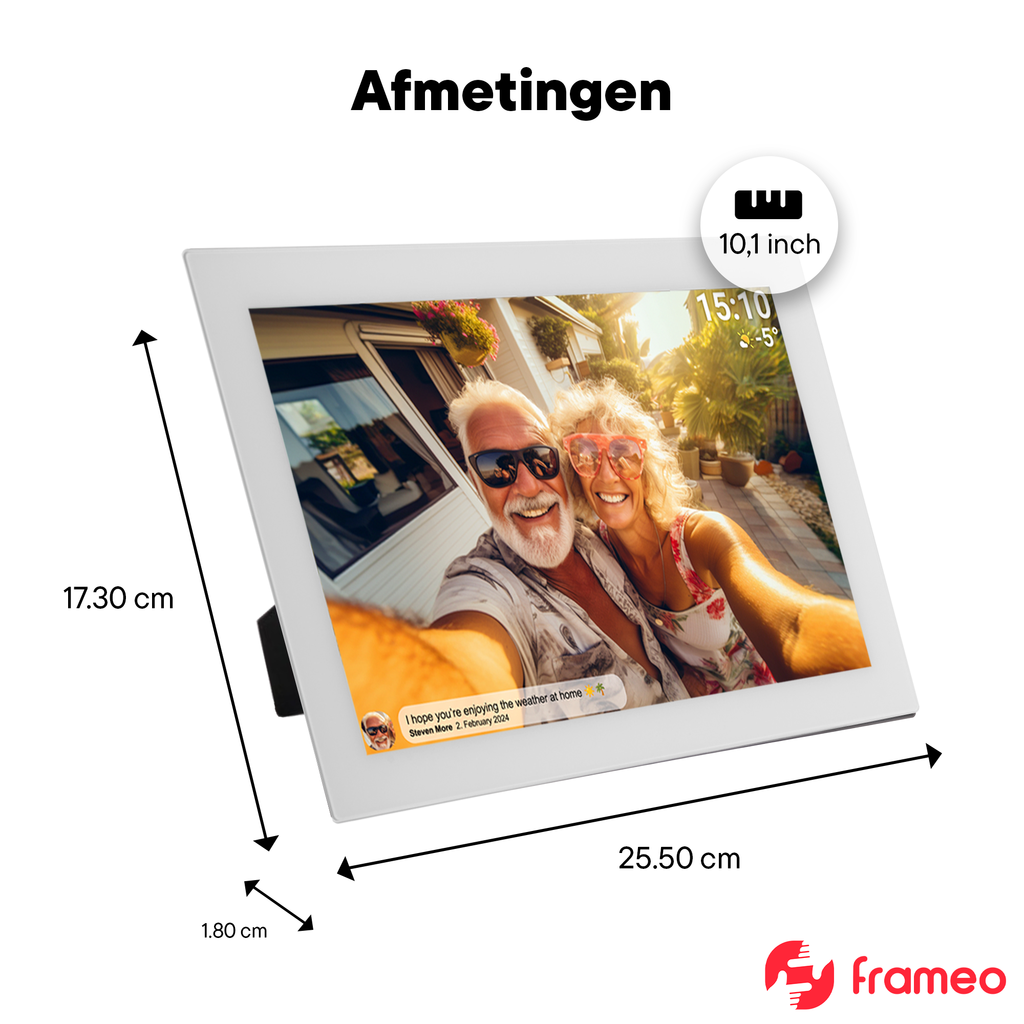 Ein digitales Bilderrahmen zeigt ein Selfie eines älteren Paares im Freien.